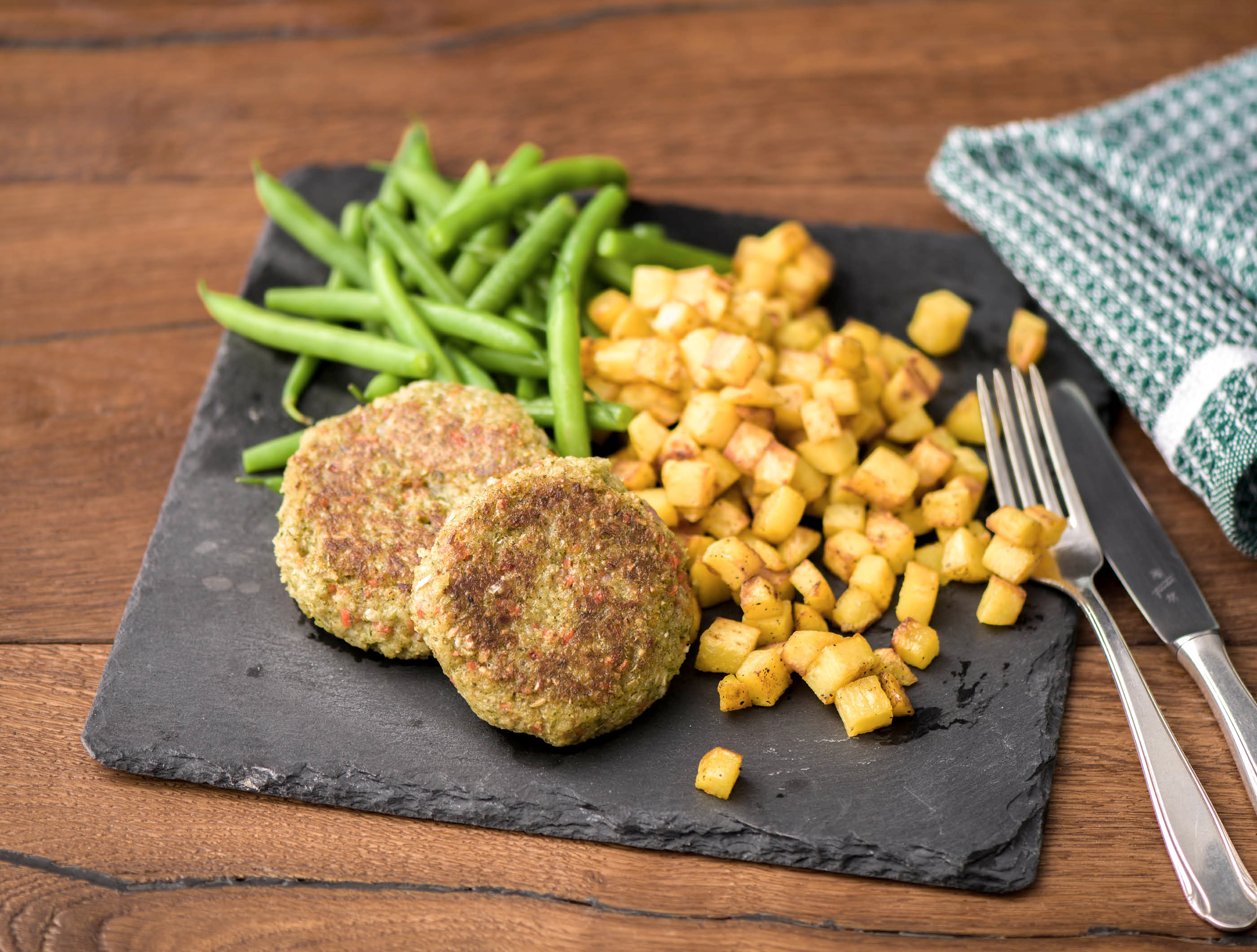 Boekoeloekoeburger met sperziebonen en aardappelblokjes