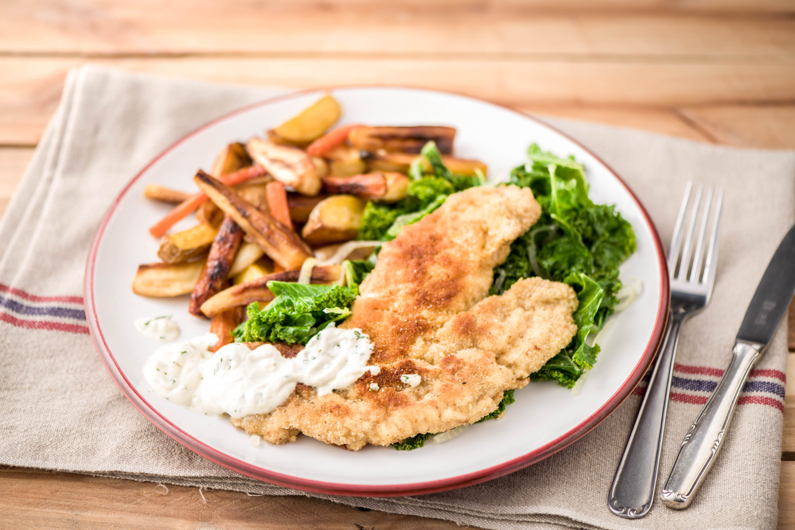 Paniertes Putenschnitzel mit knusprigen Gemüse-Ecken,