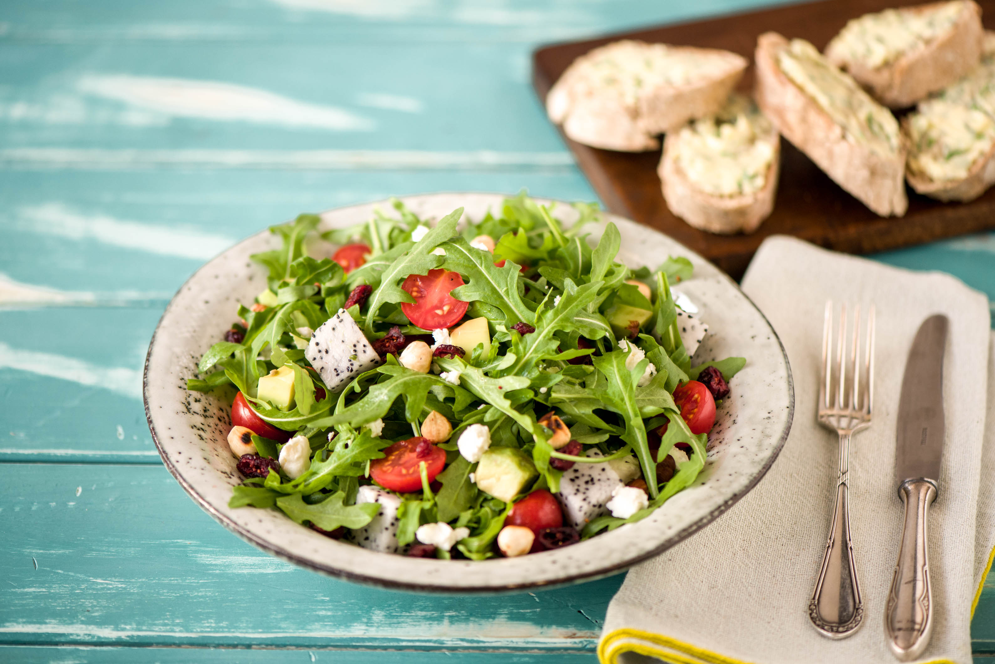 Raffinierter Salat mit Drachenfrucht und Avocado,