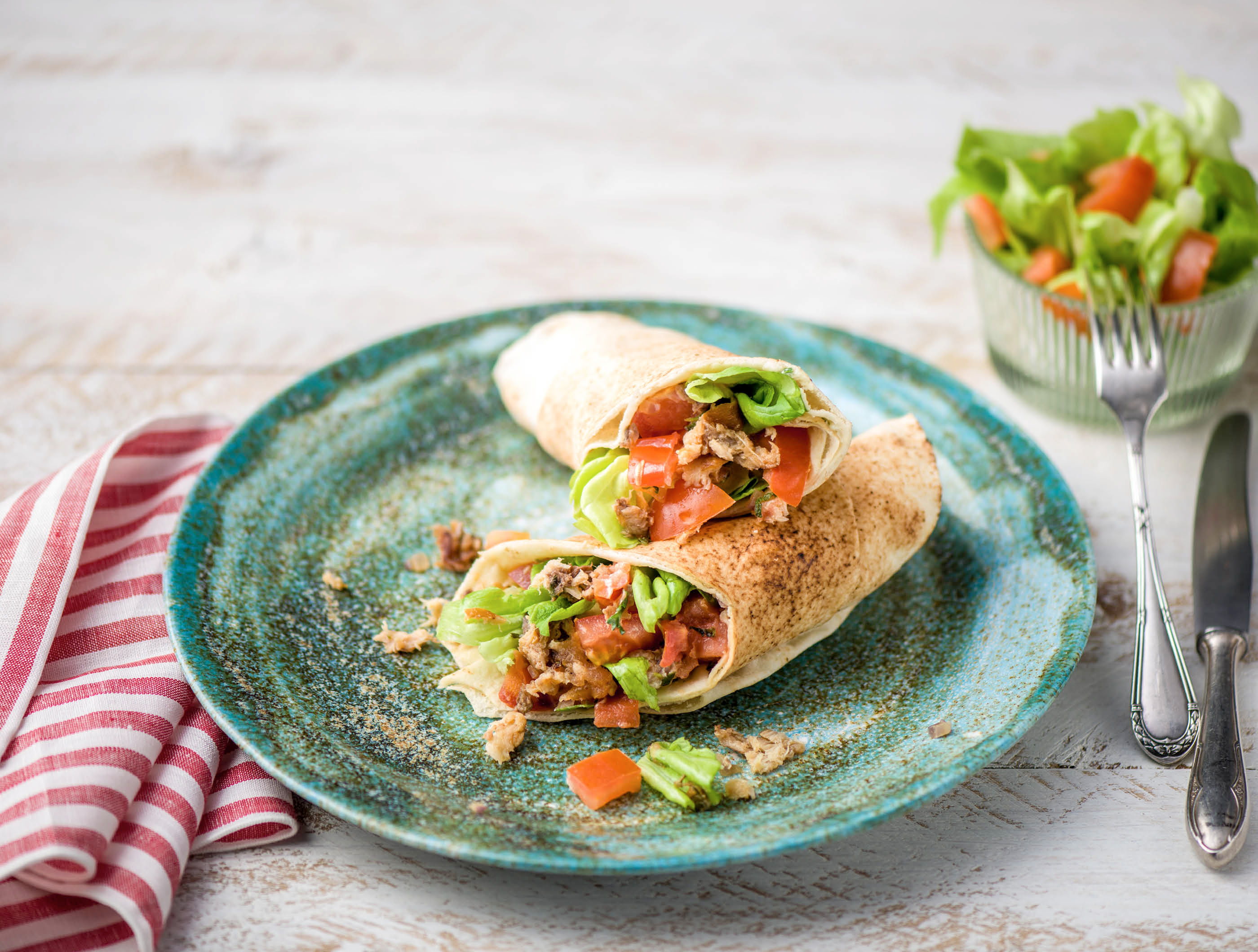 Wraps met warmgerookte makreel, tomaat en verse kruiden