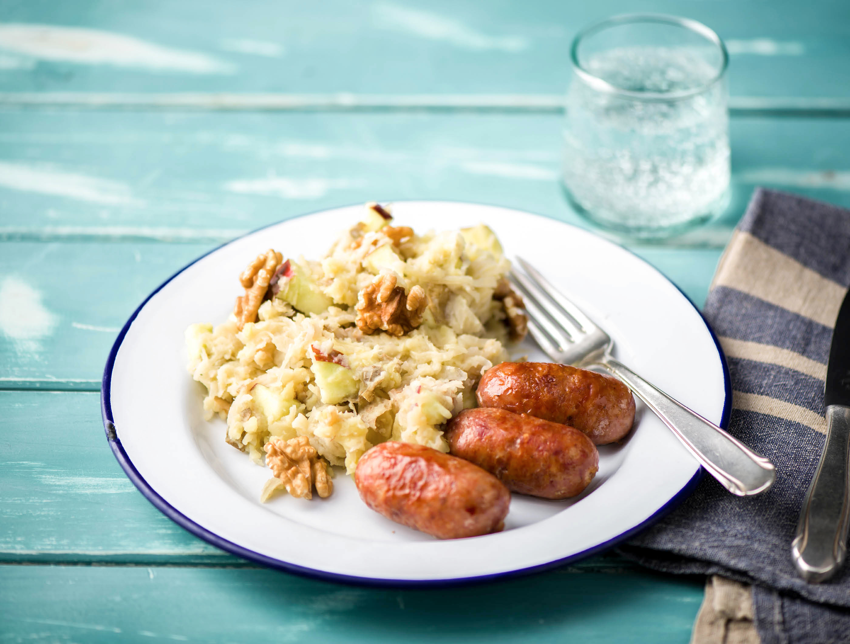 Wijnzuurkoolstamppot met kip-merguezworstjes en appel