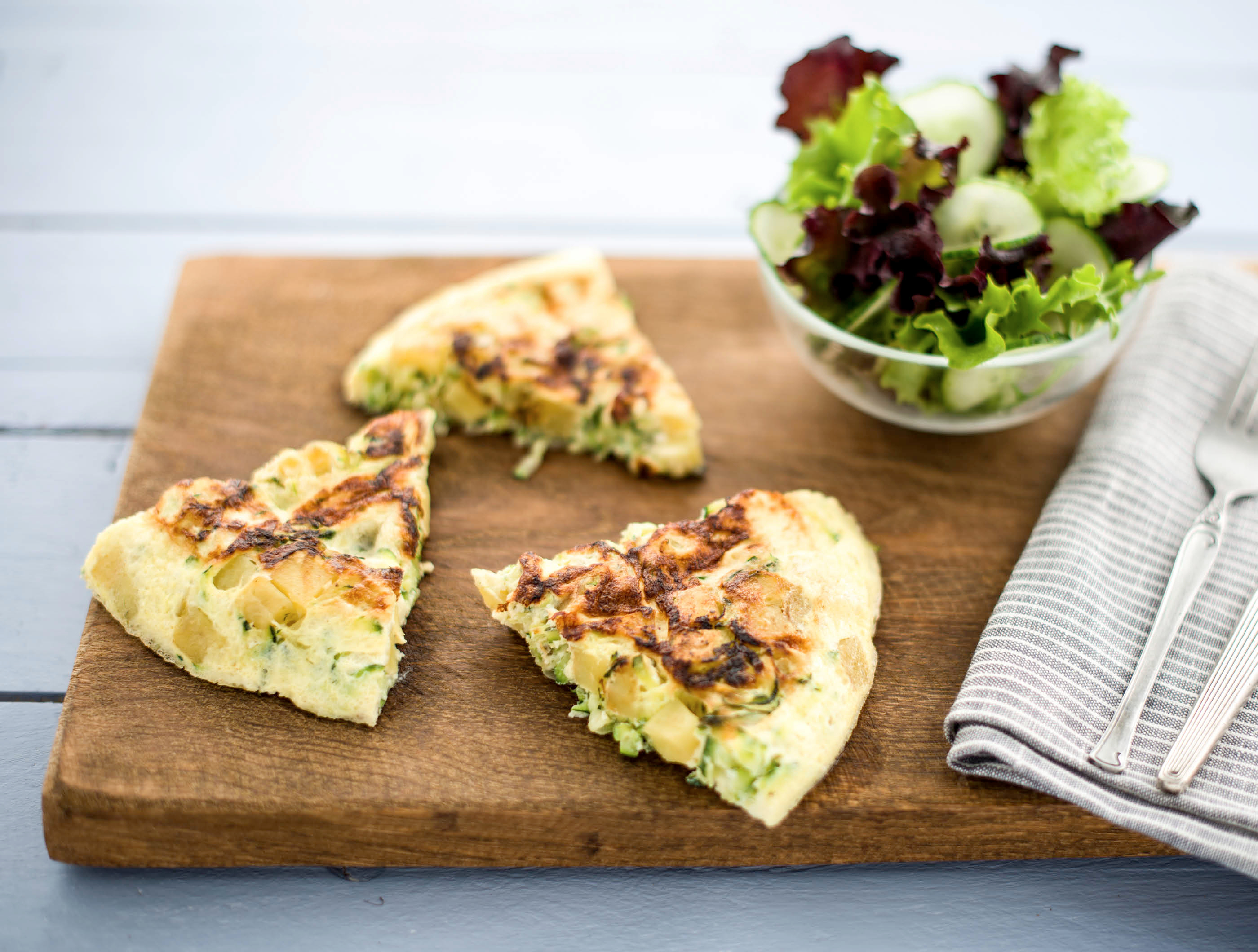 Courgette-aardappelomelet met salade van komkommer en pecannoten