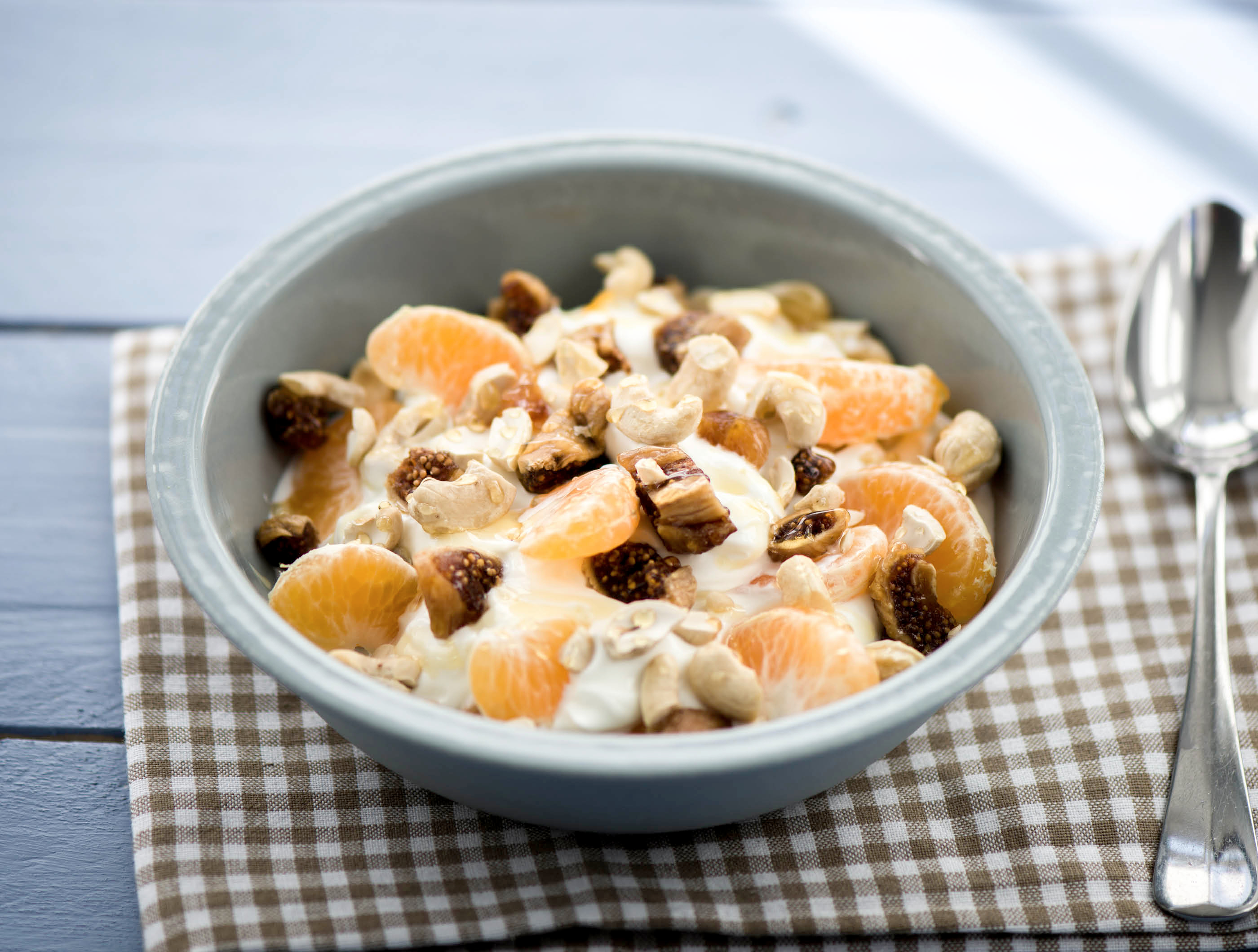 Griekse yoghurt met mandarijn, gedroogde vijgen en cashewnoten