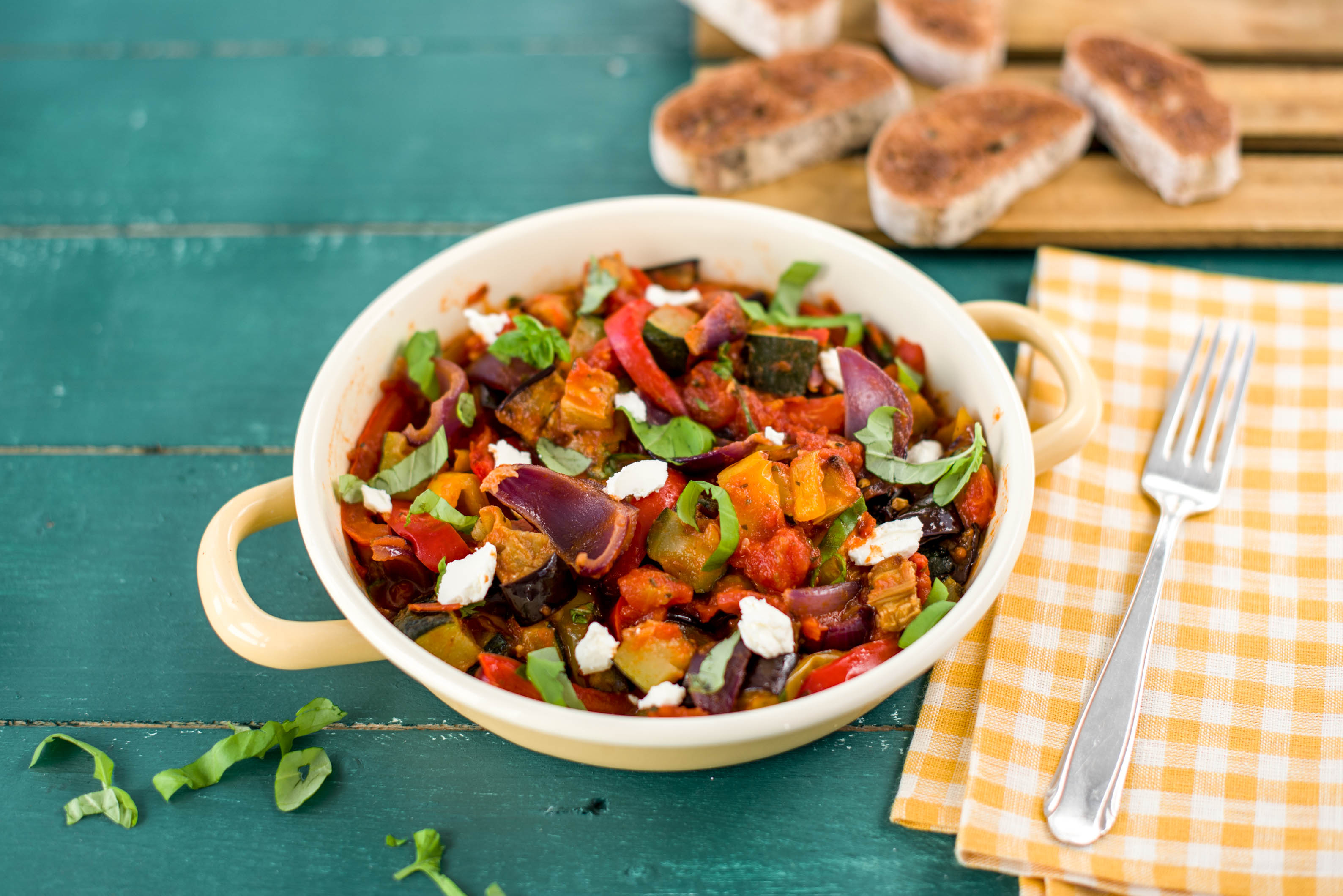 Mit viel Gemüse: Ratatouille aus dem Ofen mit Ziegenkäse