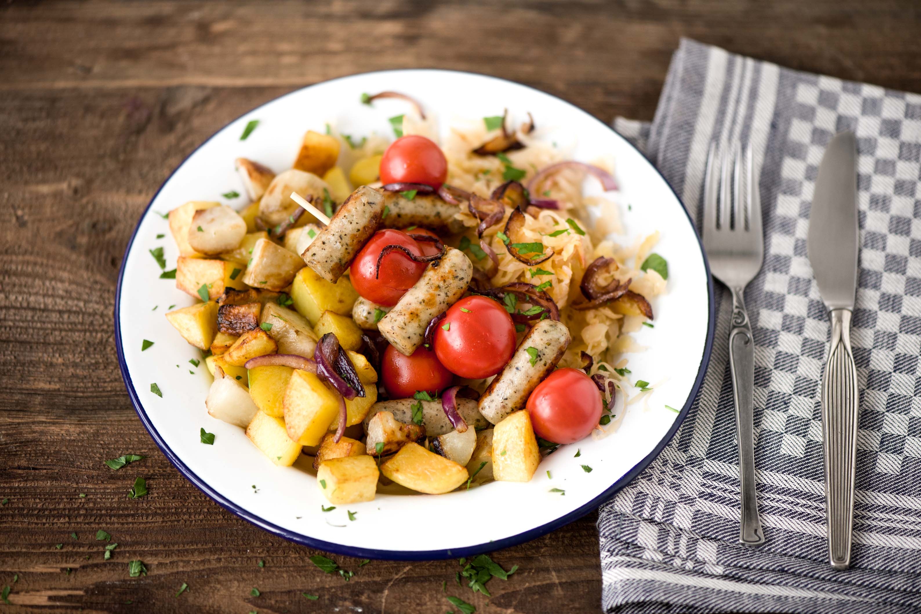 Tomaten-Bratwurst-Spieße mit Apfel-Sauerkraut