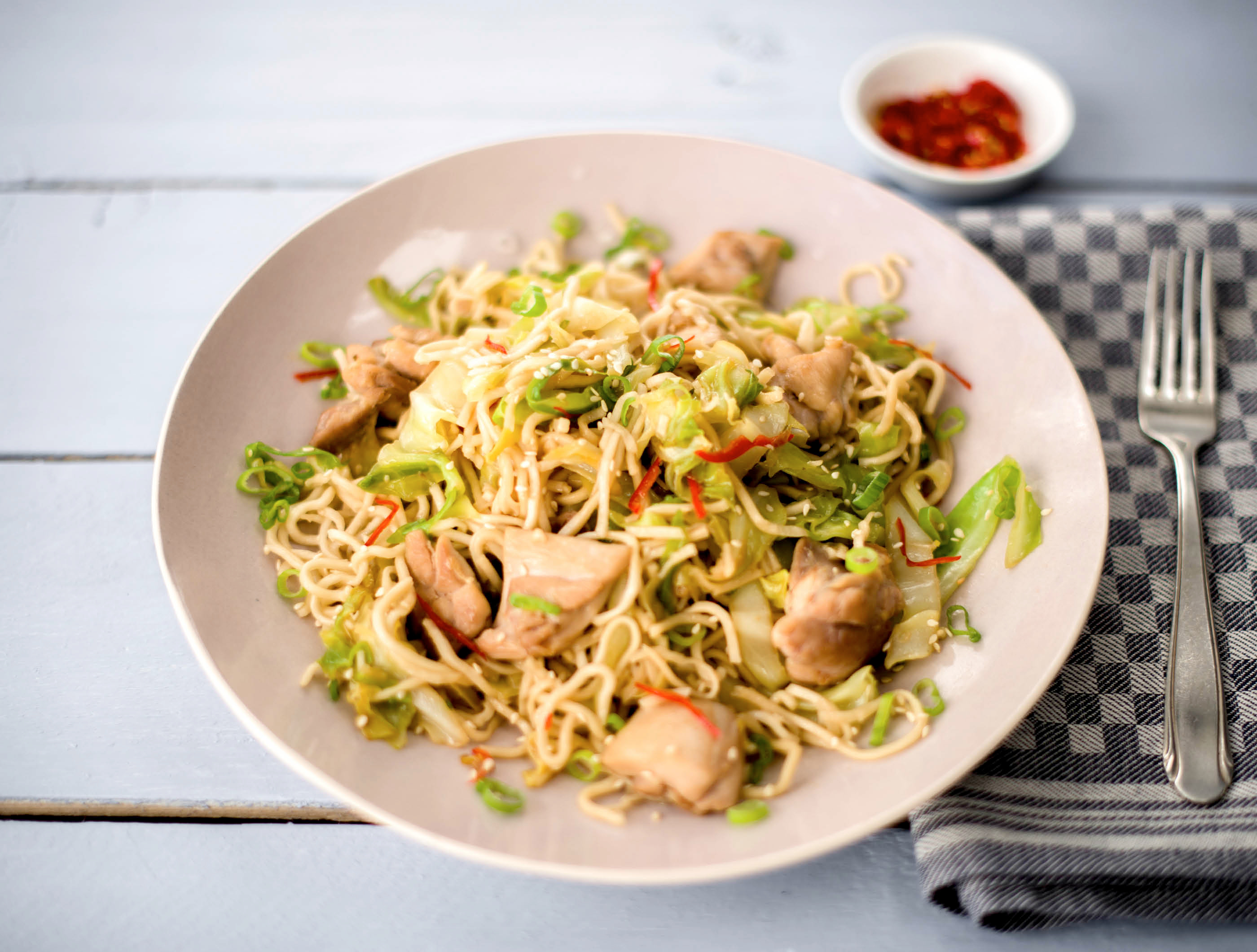 Kip met noedels, spitskool en sesamzaad