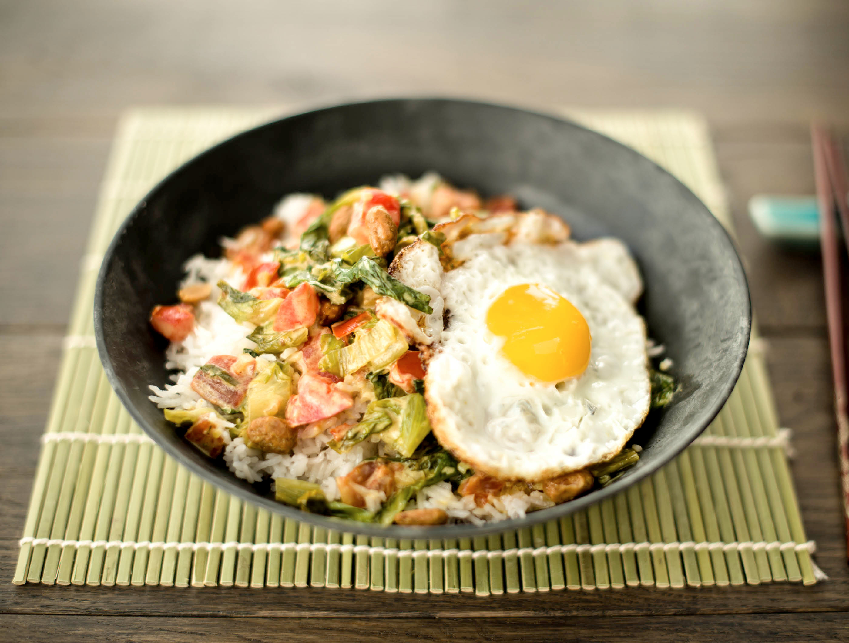 Oosterse andijviecurry met honingpinda’s