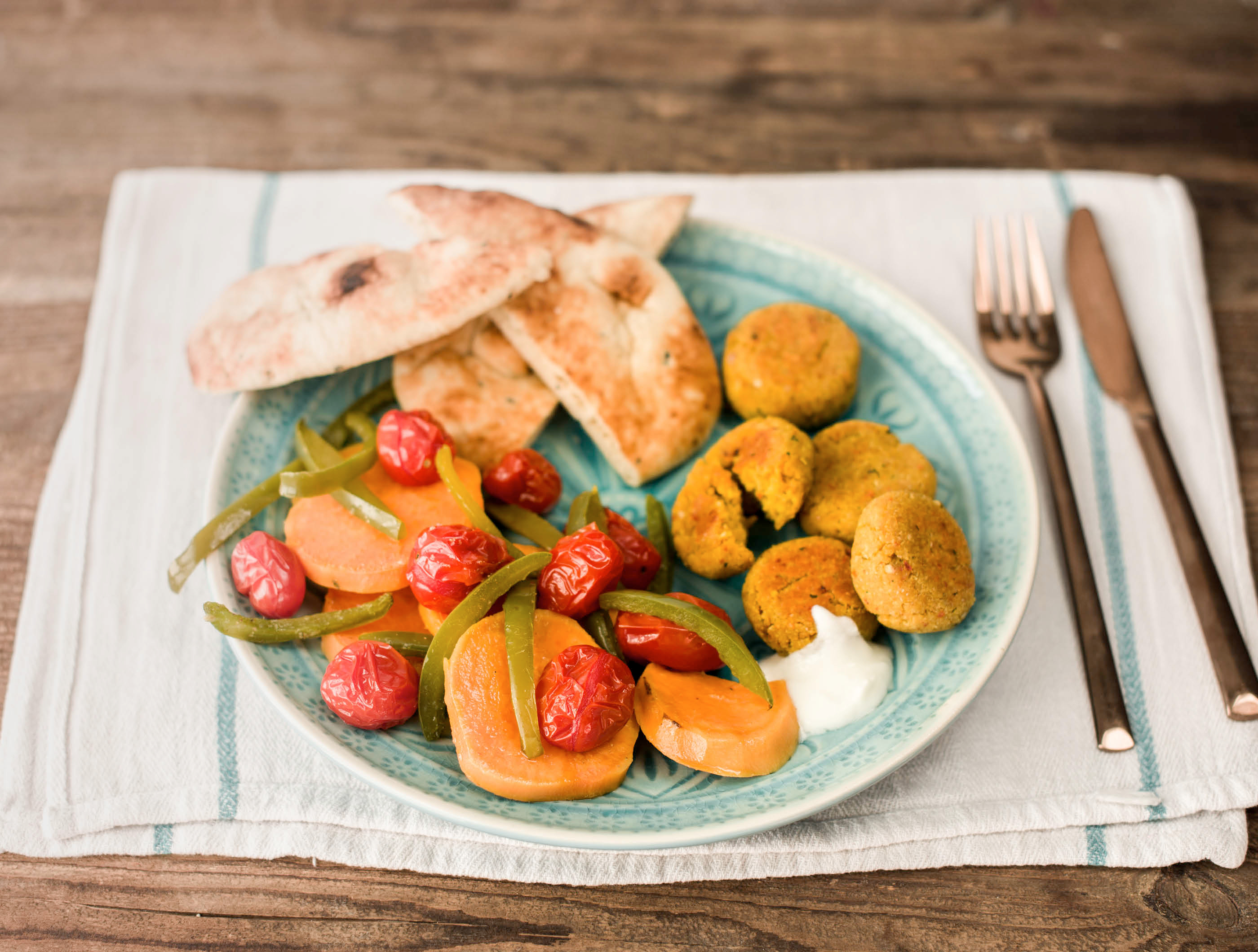Geroosterde groenten met baharat, falafelballetjes en naanbrood