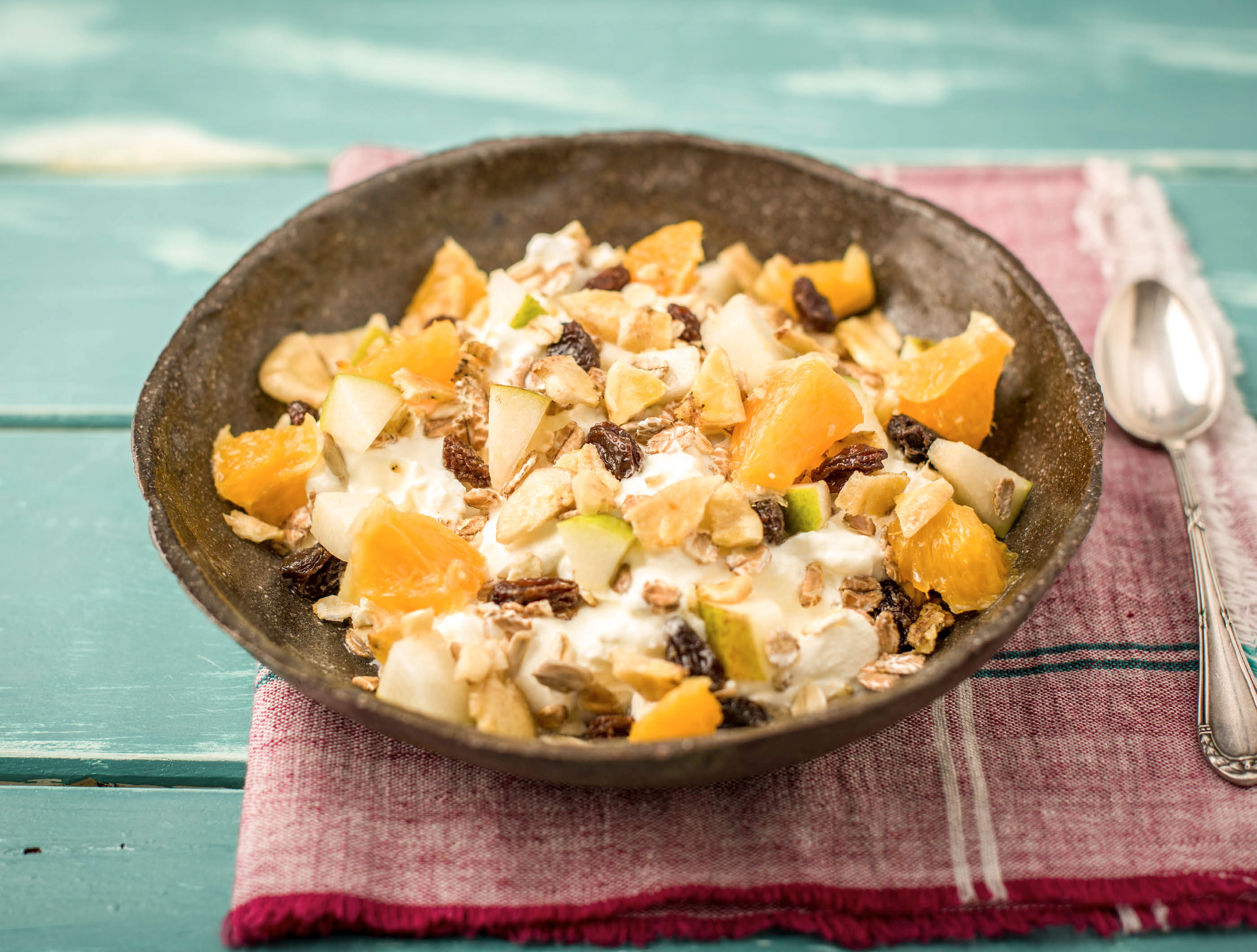 Magere yoghurt met peer, muesli en gedroogde banaan