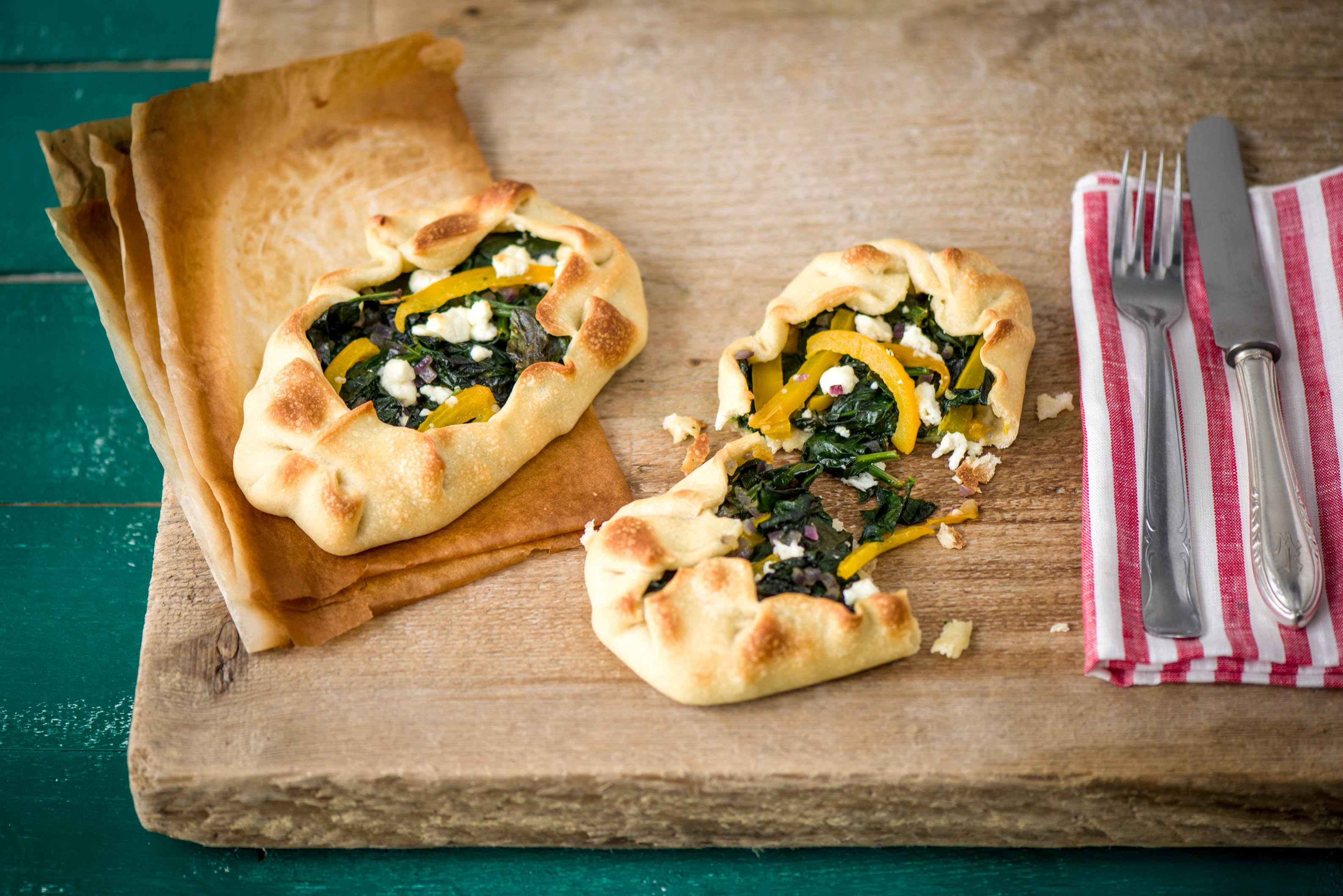 Türkische „Pide“-Pizzen mit Spinat,