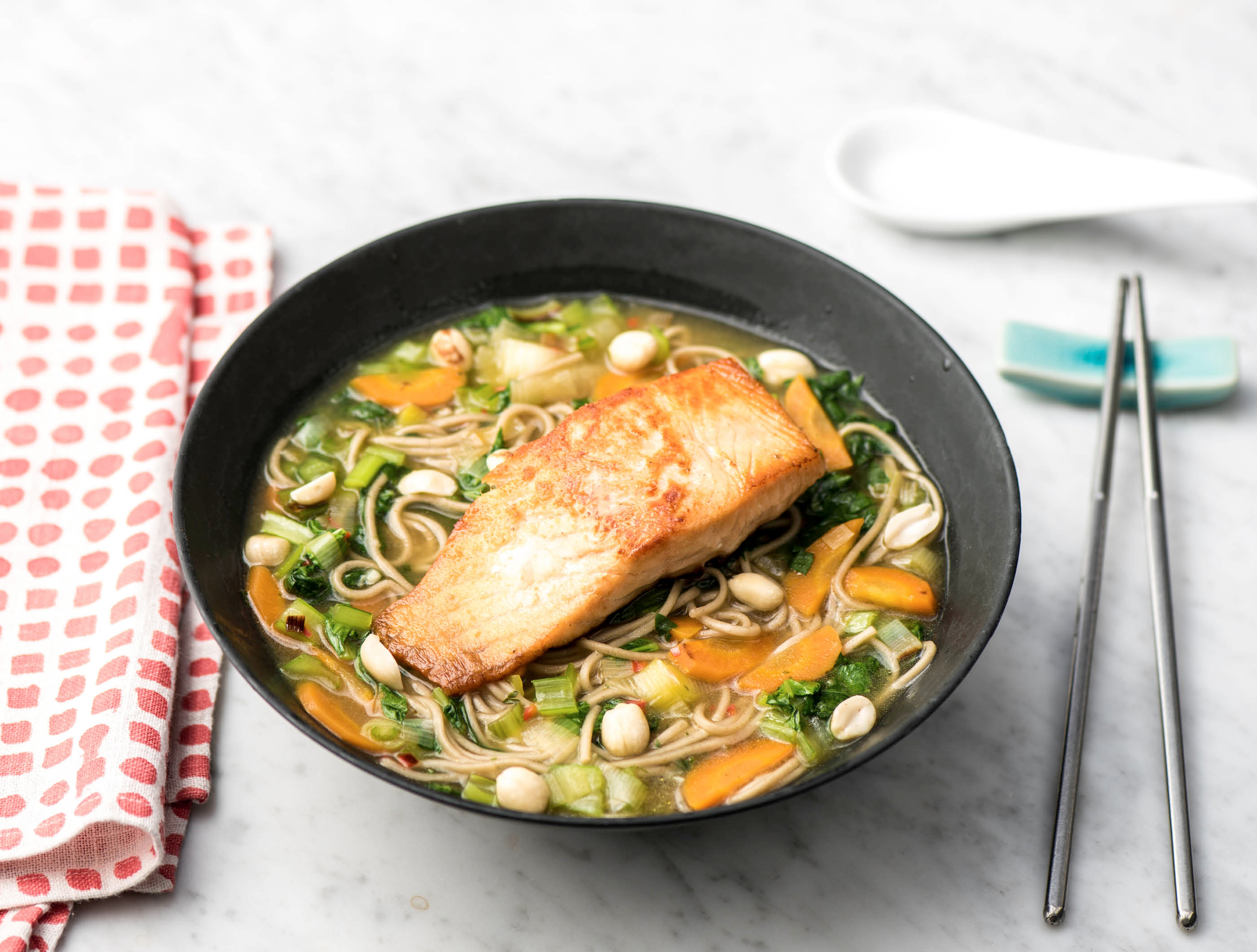 Japanse noedelsoep met zalmfilet