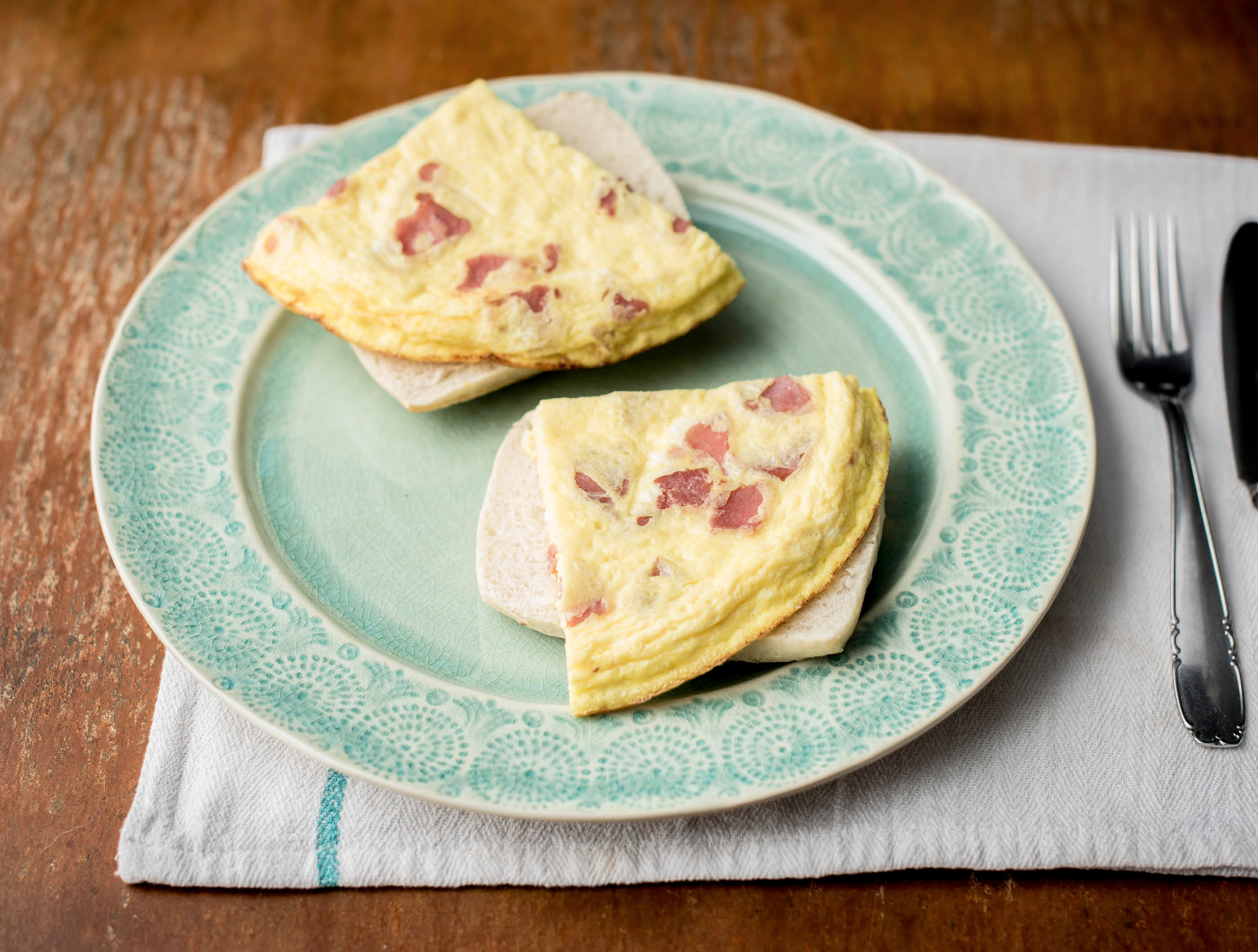 Ontbijtspek-kaasomelet met ciabatta