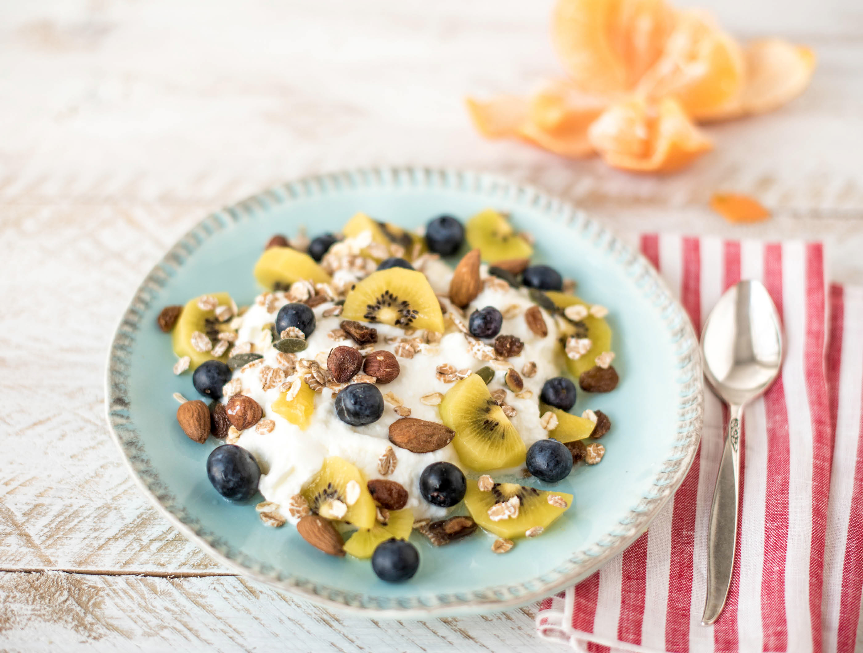 Bulgaarse yoghurt met blauwe bessen, kiwi en muesli