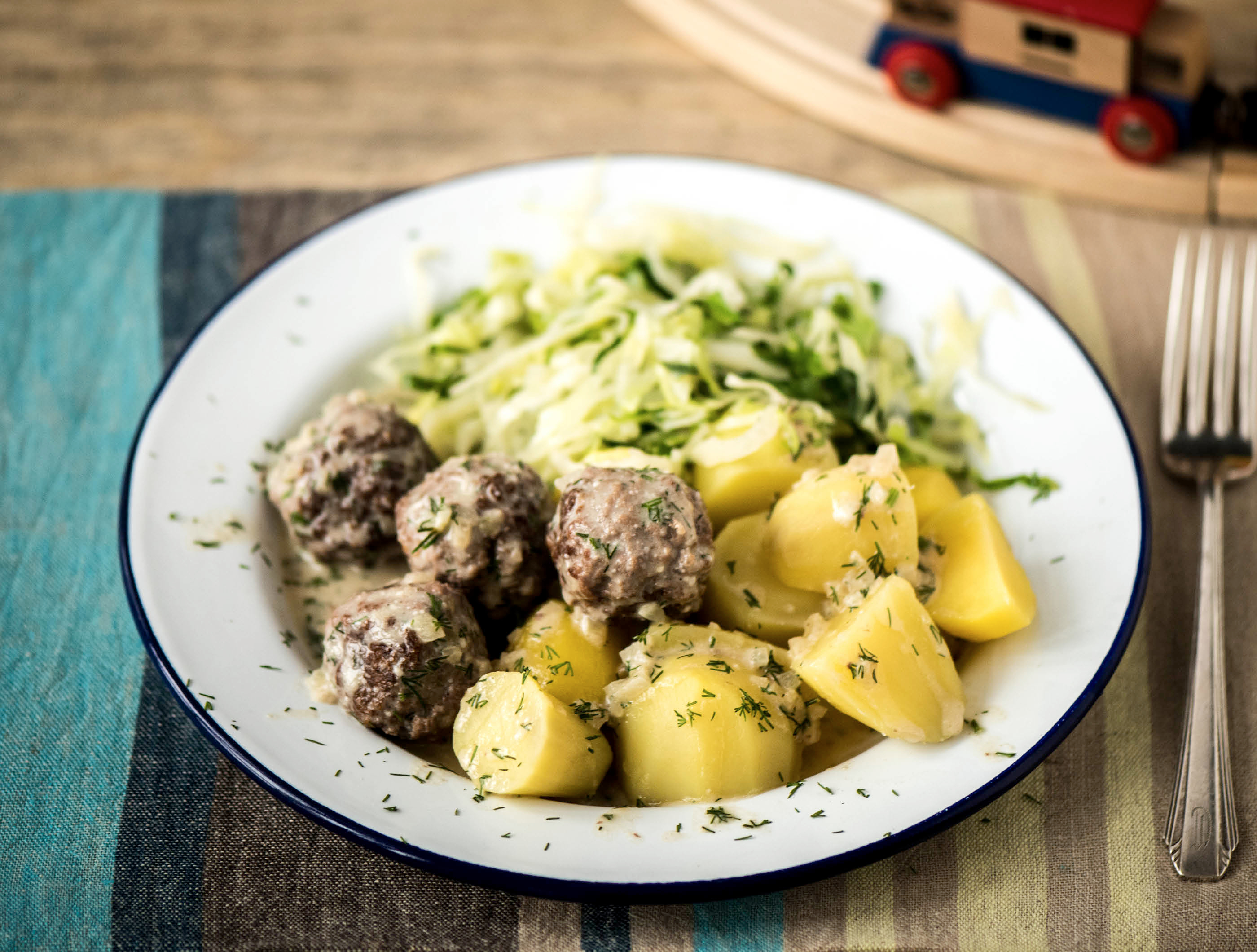 Gehaktballen met kool en room-dillesaus