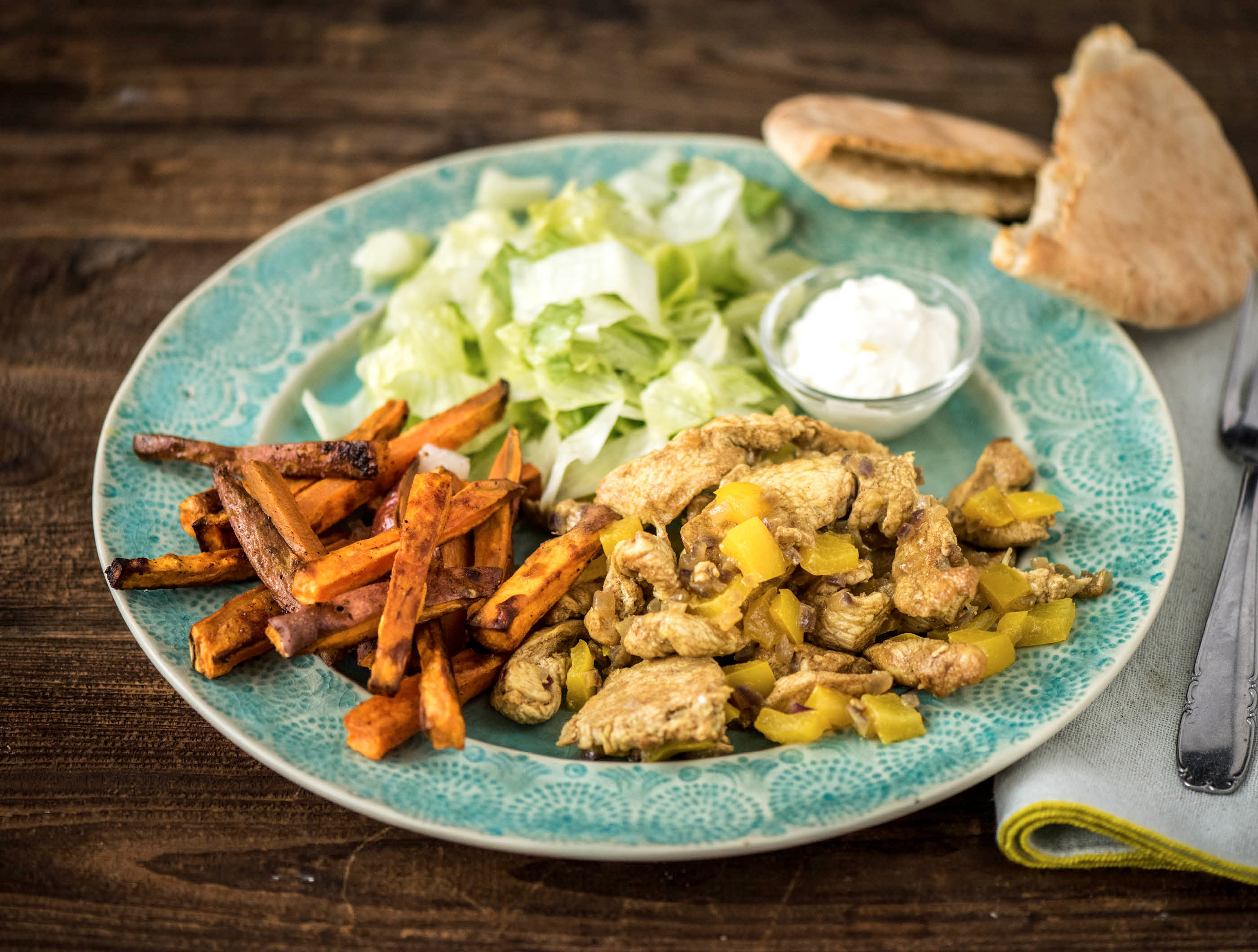 Pitabroodjes met kruidige kipshoarma en bataat-frietjes