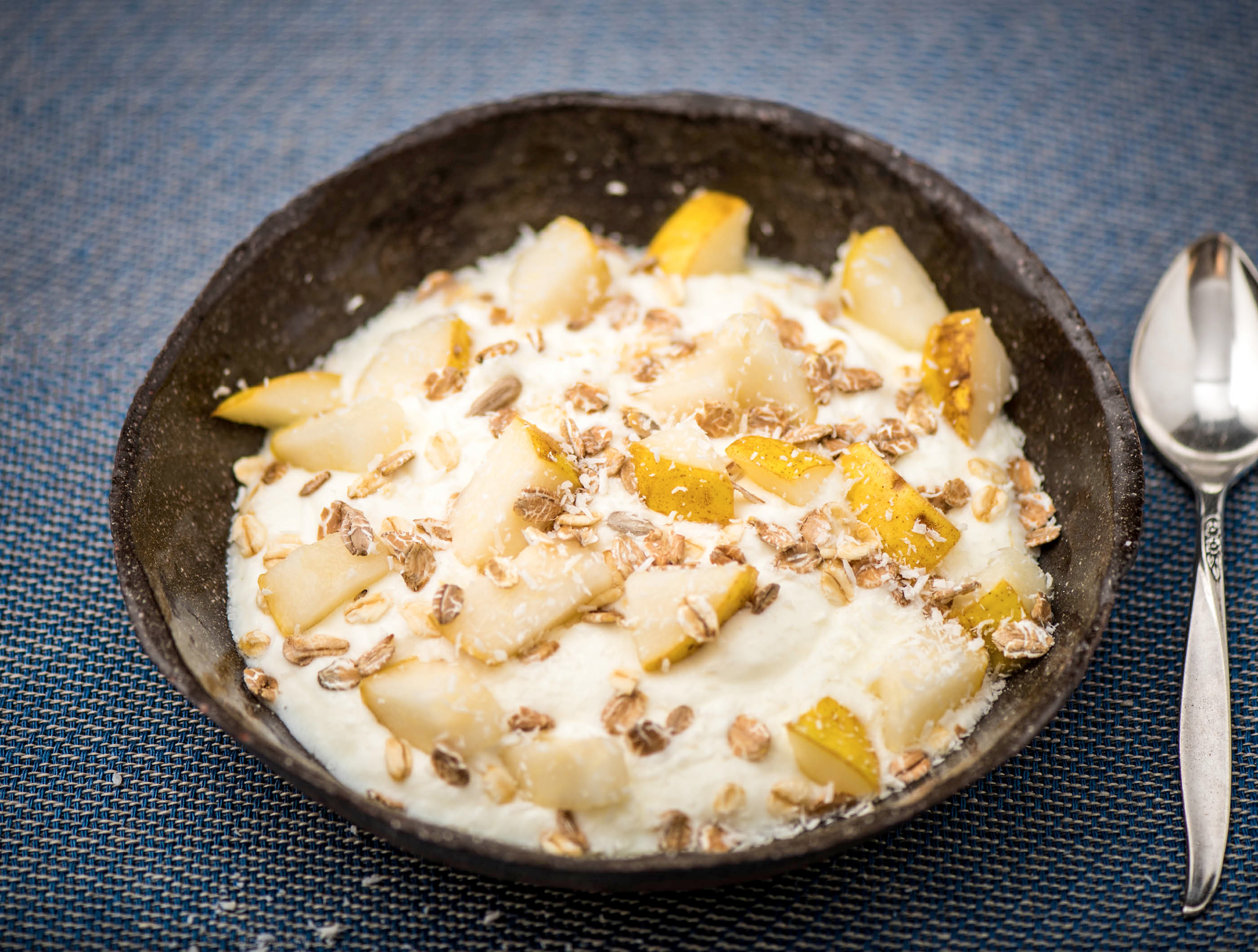 Griekse yoghurt met peer en kokos-granola