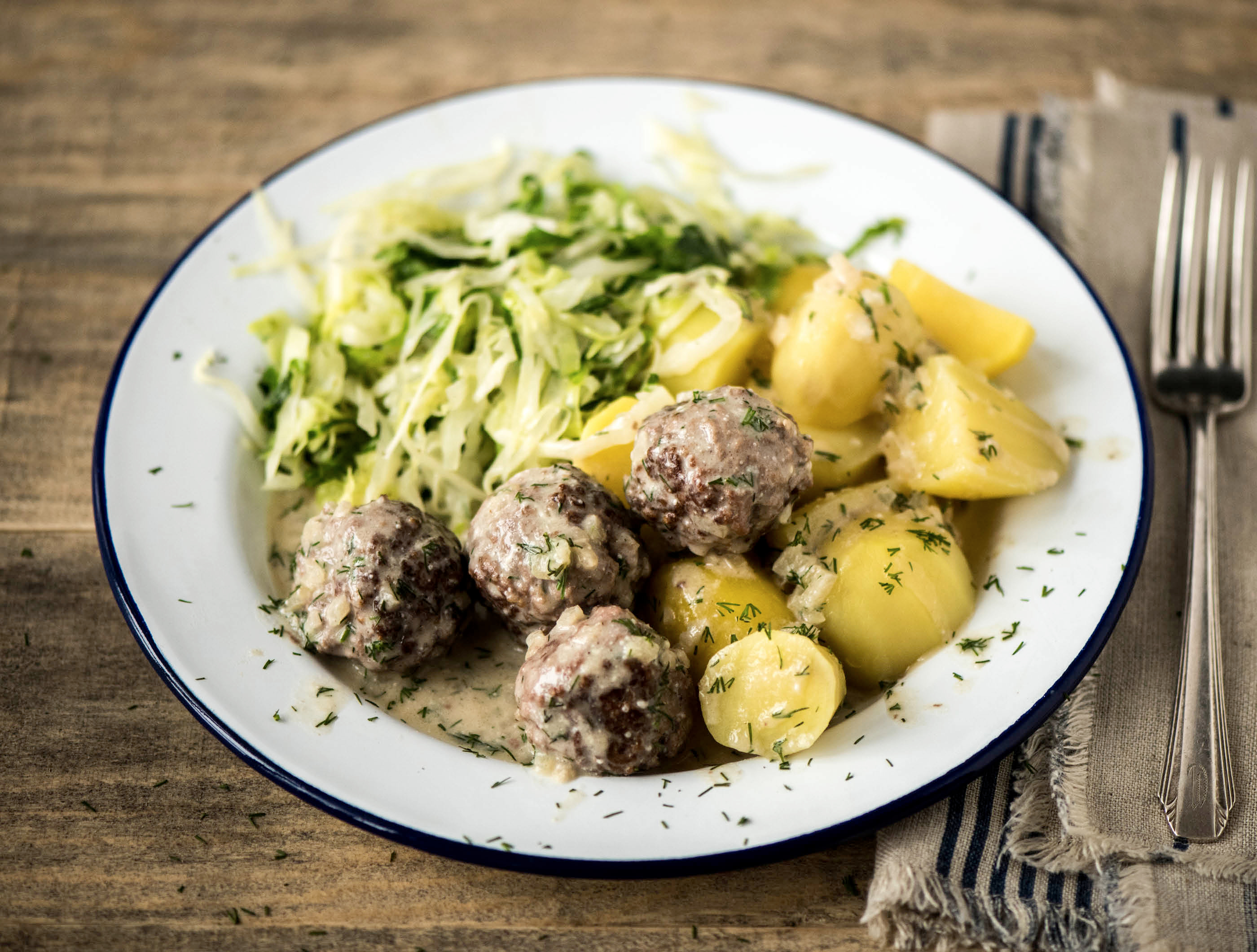 Gehaktballen met kool en room-dillesaus