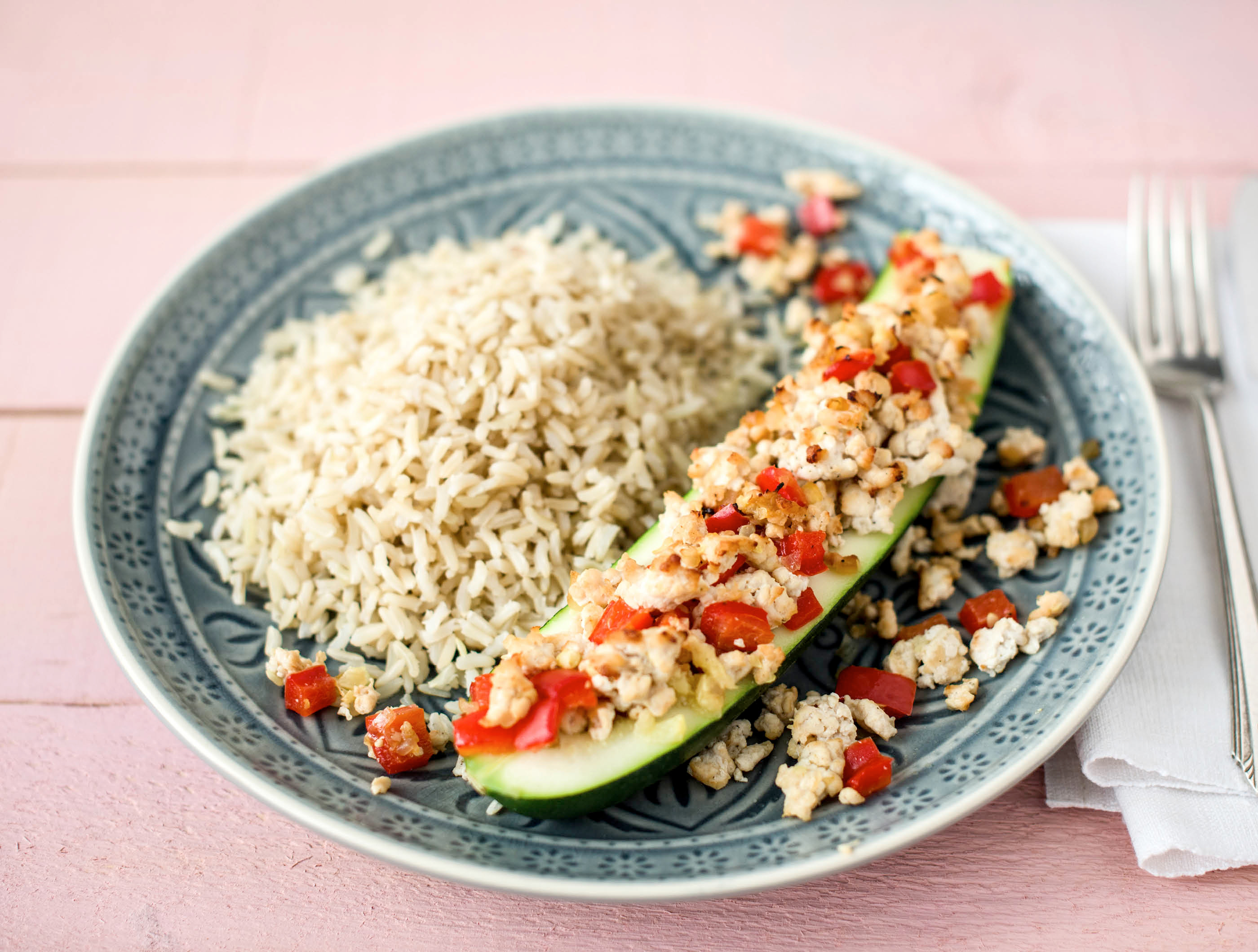 Courgette gevuld met kipgehakt, rode paprika en rijst