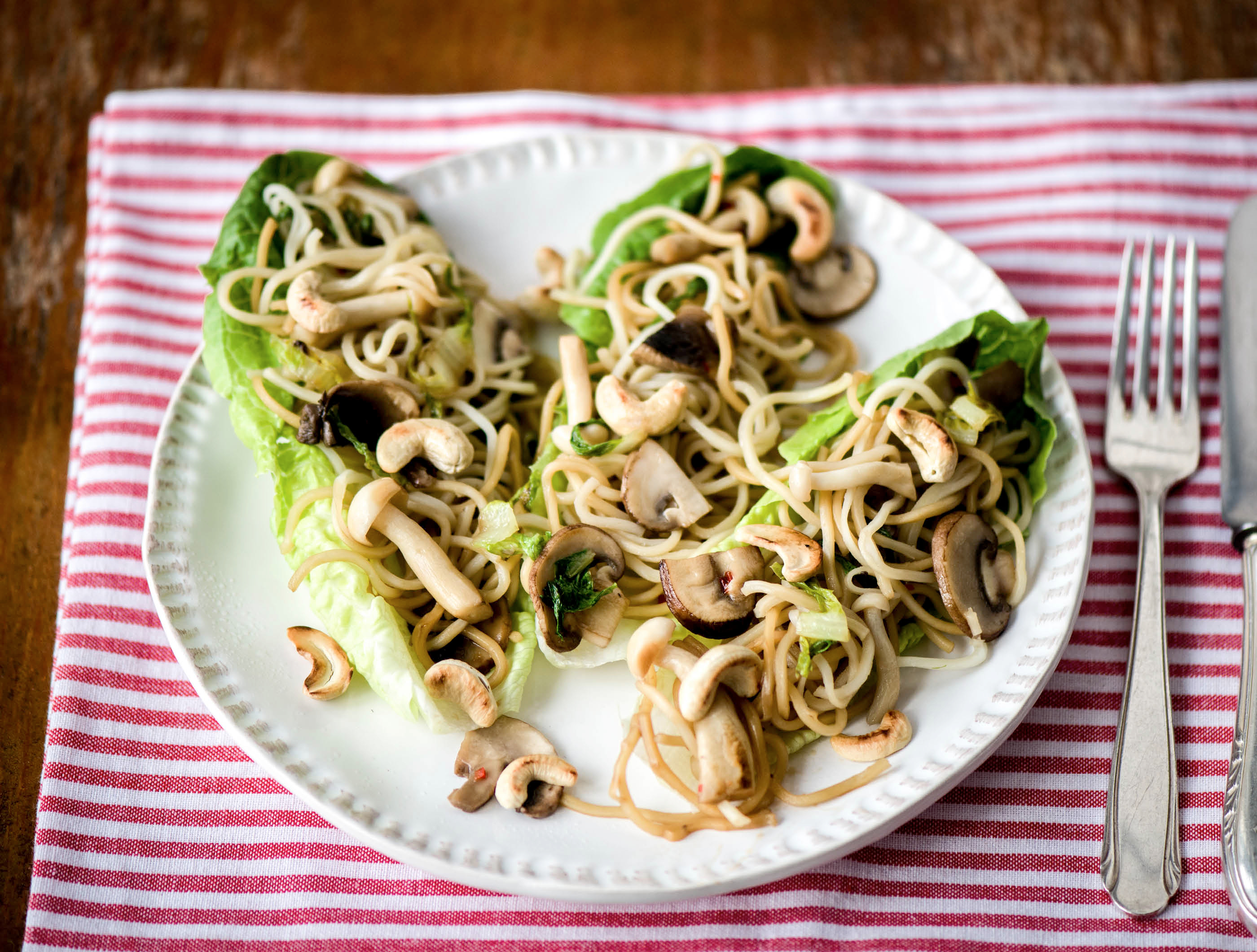 Noedels met paddenstoelen in little gem schuitjes