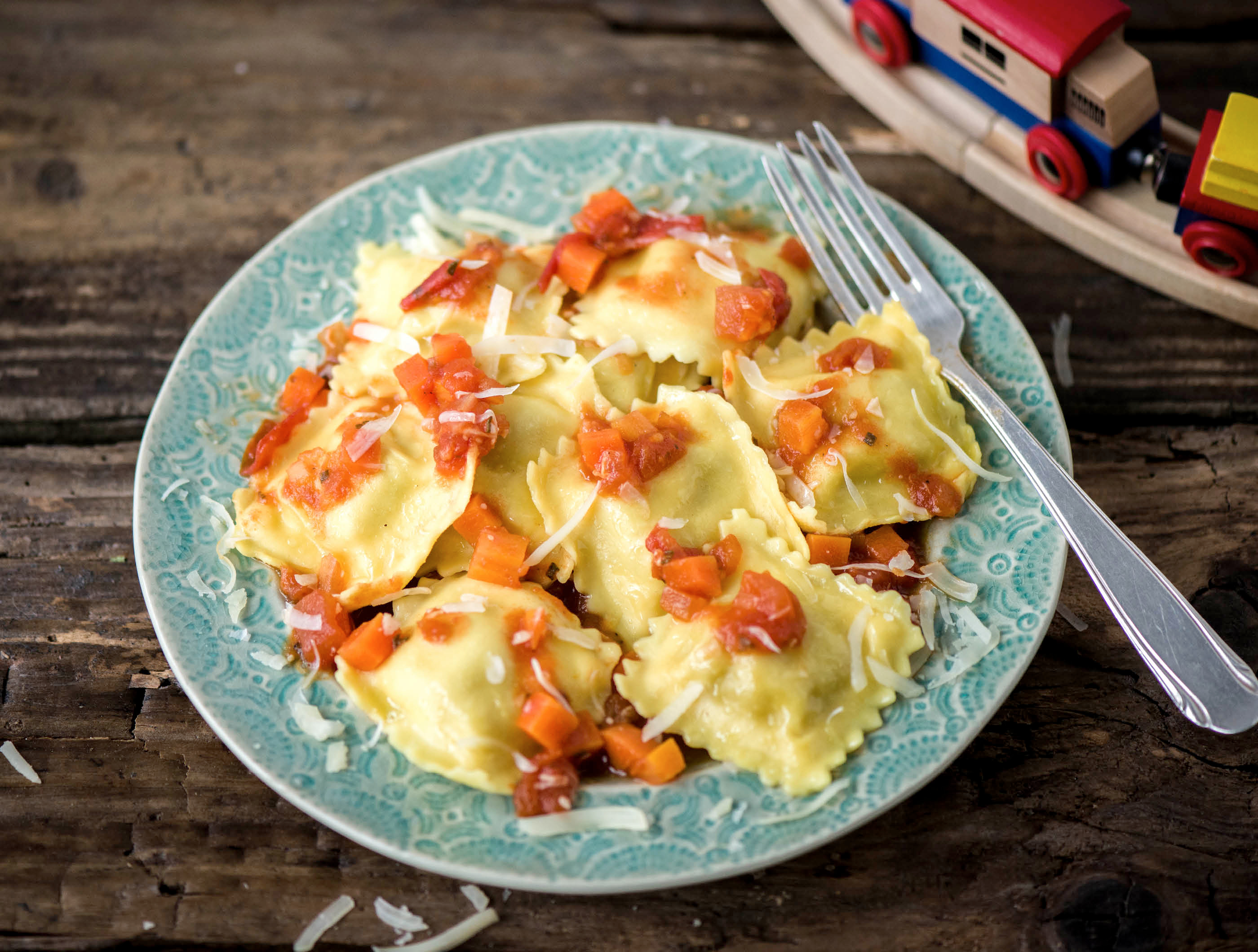 Italiaanse ravioli met rode saus