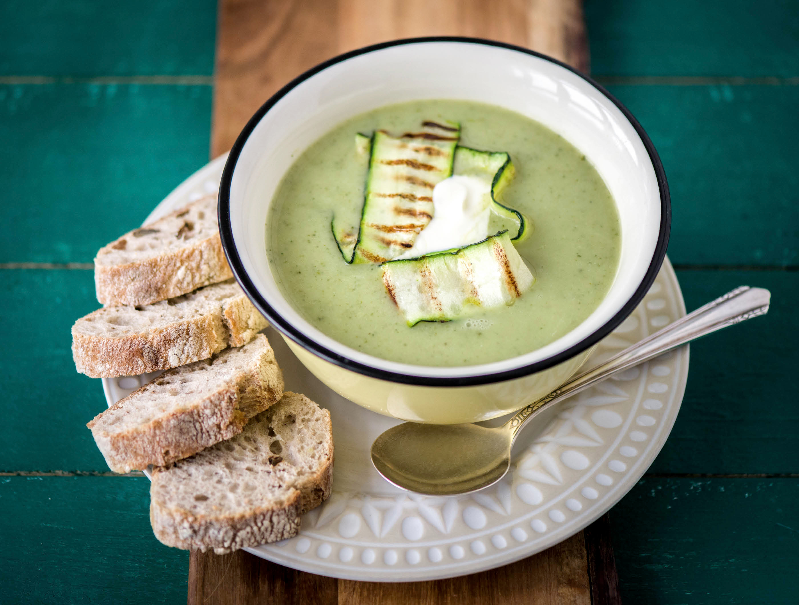 Broccoli-courgettesoep met volkoren olijvenbrood