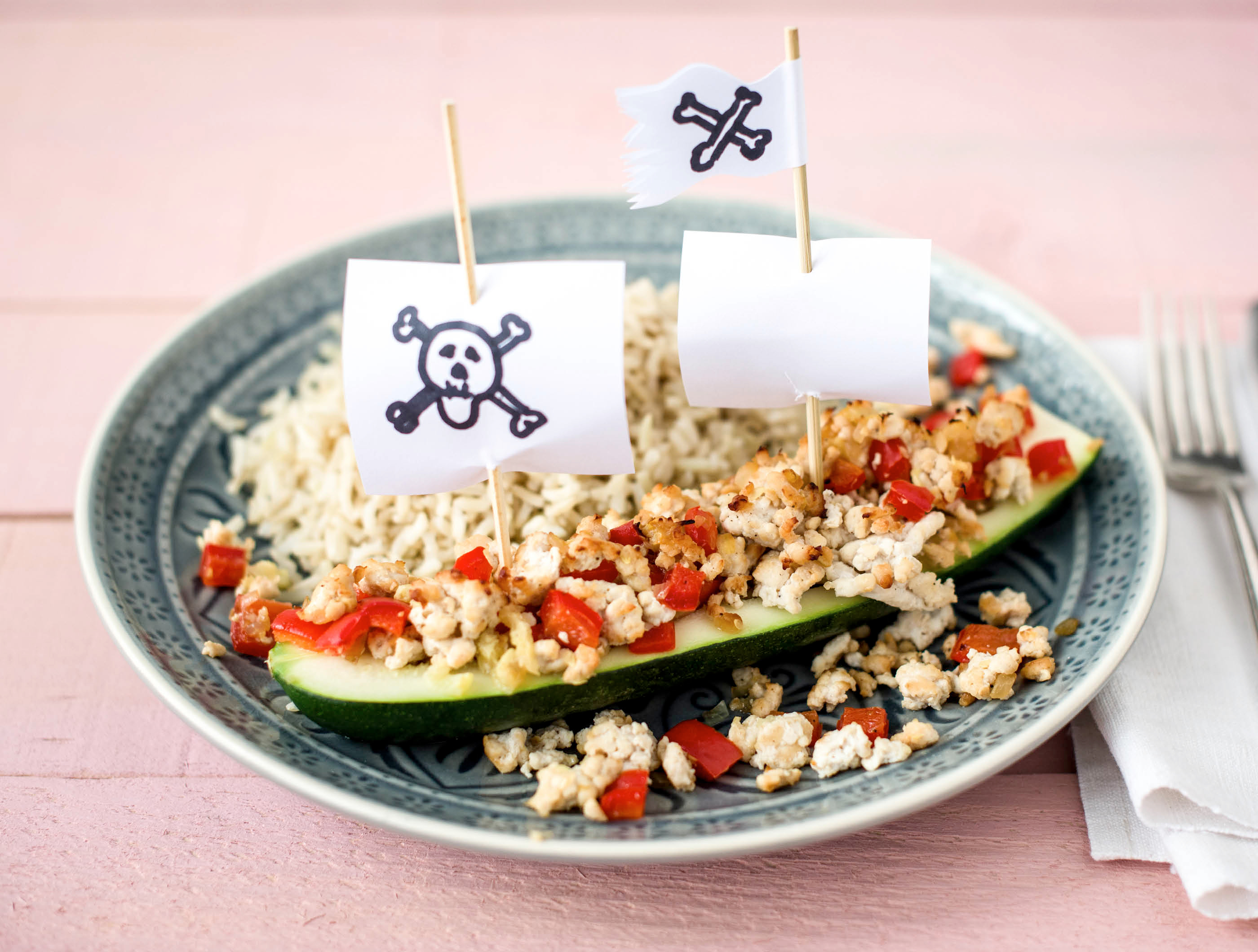 Courgette gevuld met kipgehakt, rode paprika en rijst