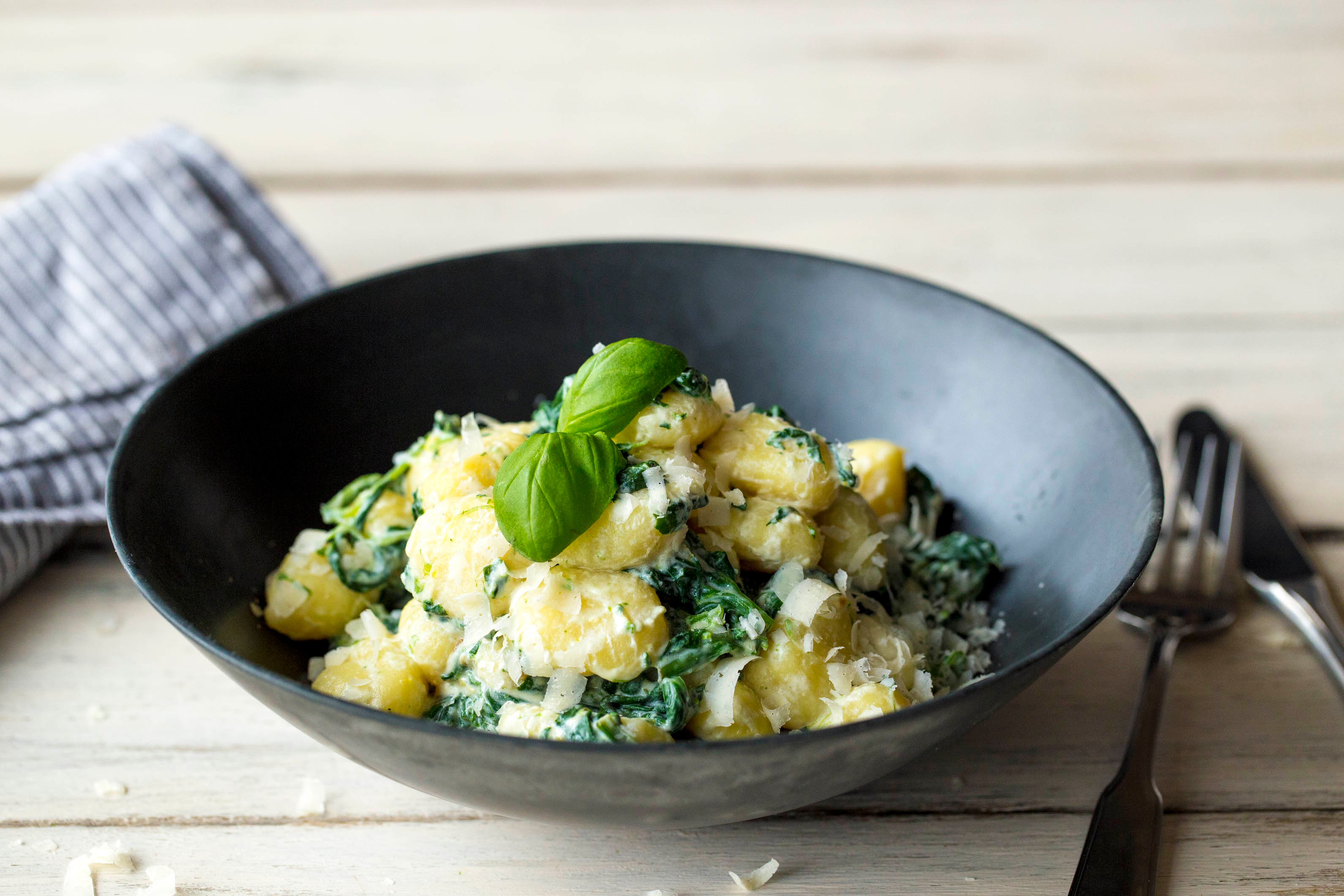 Entspannte Gnocchi-Pfanne mit Walnuss-Frischkäse-Pesto
