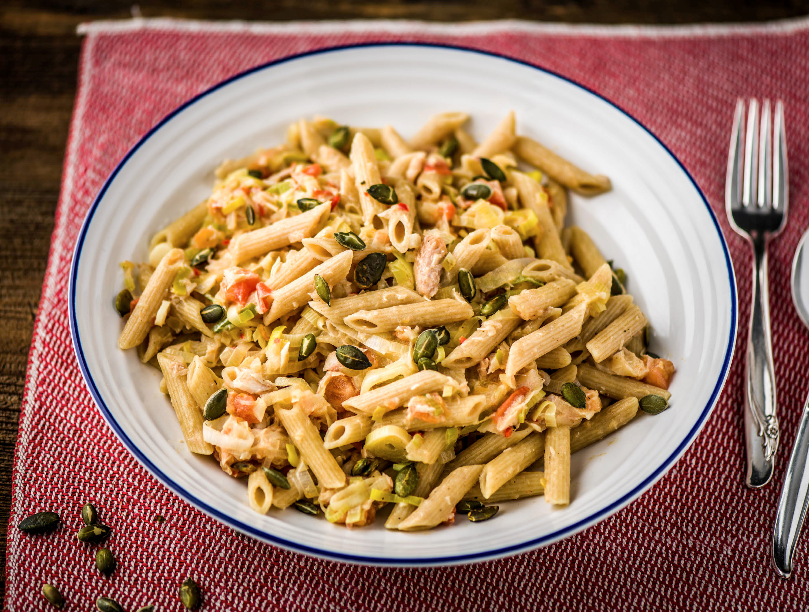 Pittige pastaschotel met gerookte forel