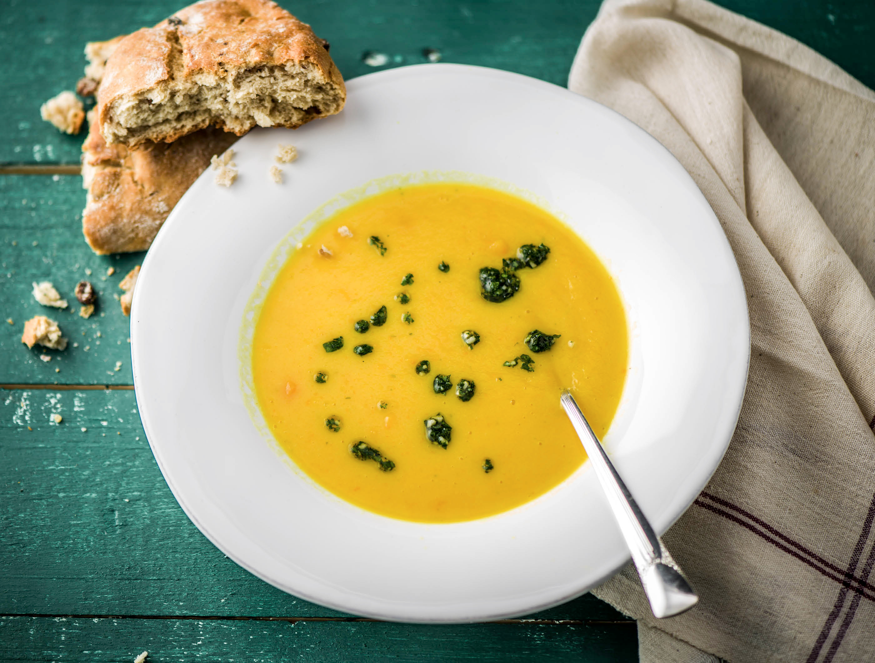 Wortel-pastinaaksoep met noten-rozijnenbrood