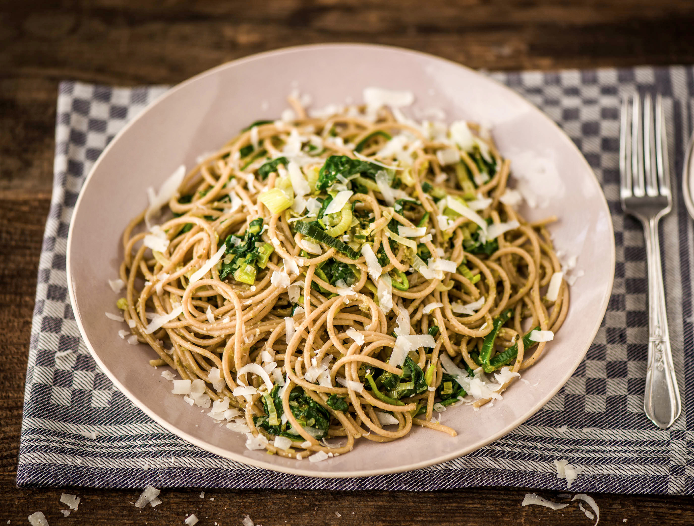Spaghetti integrale met spinazie-preisaus en grana padano
