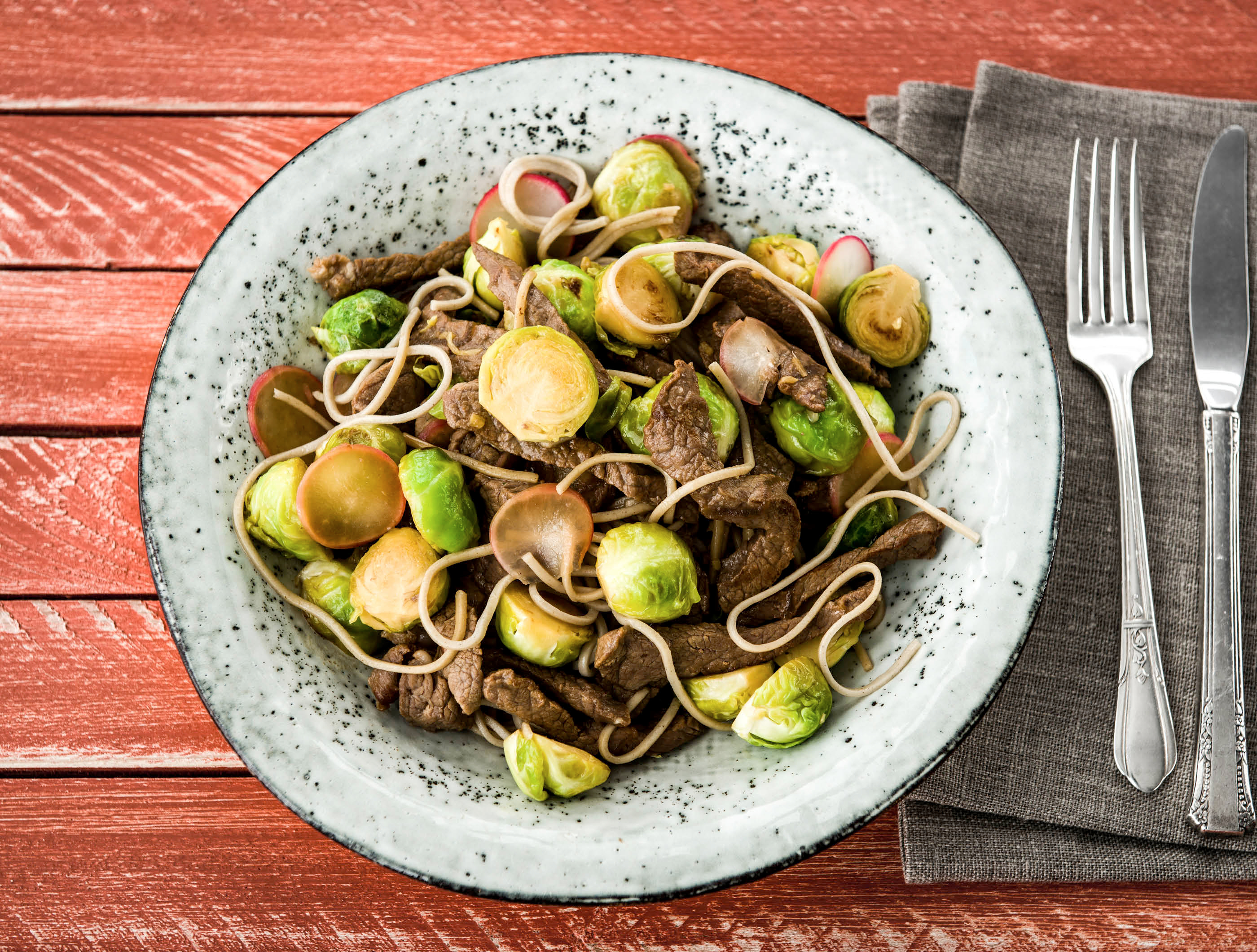 Oosterse biefstukreepjes met Hollandse spruitjes en noedels