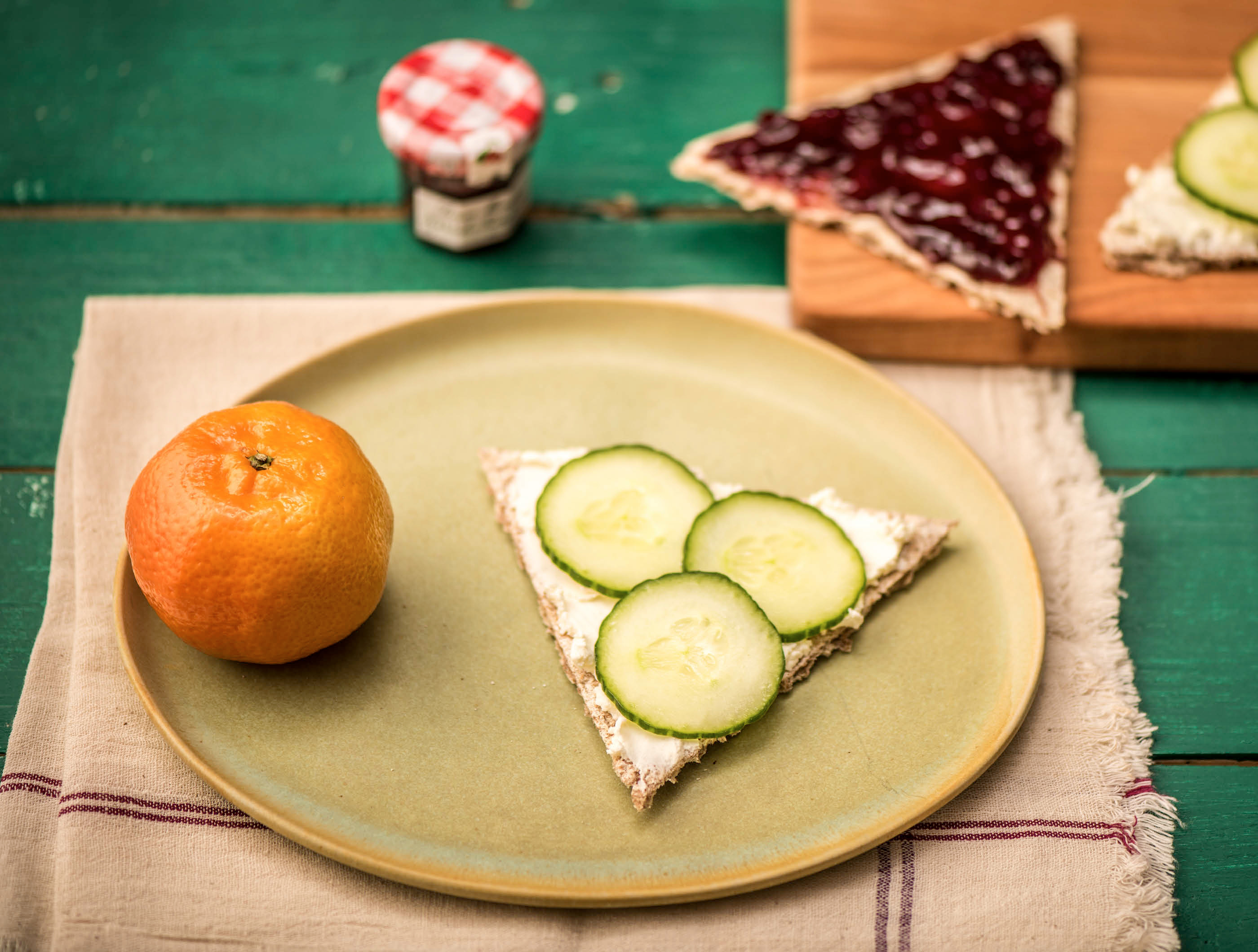 Zweedse crackers met zachte geitenkaas en kersenjam