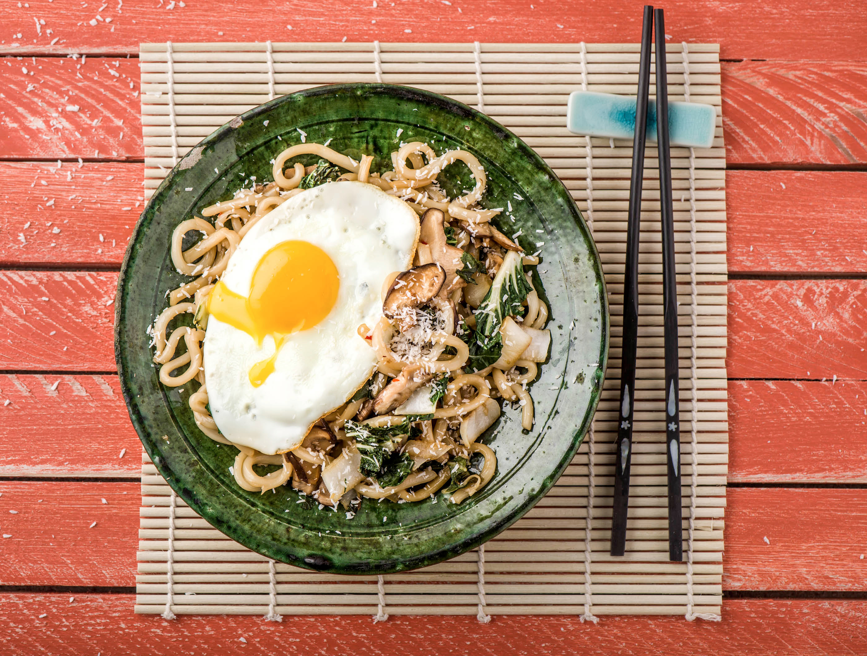 Oosterse noedels met shiitake en geraspte kokos
