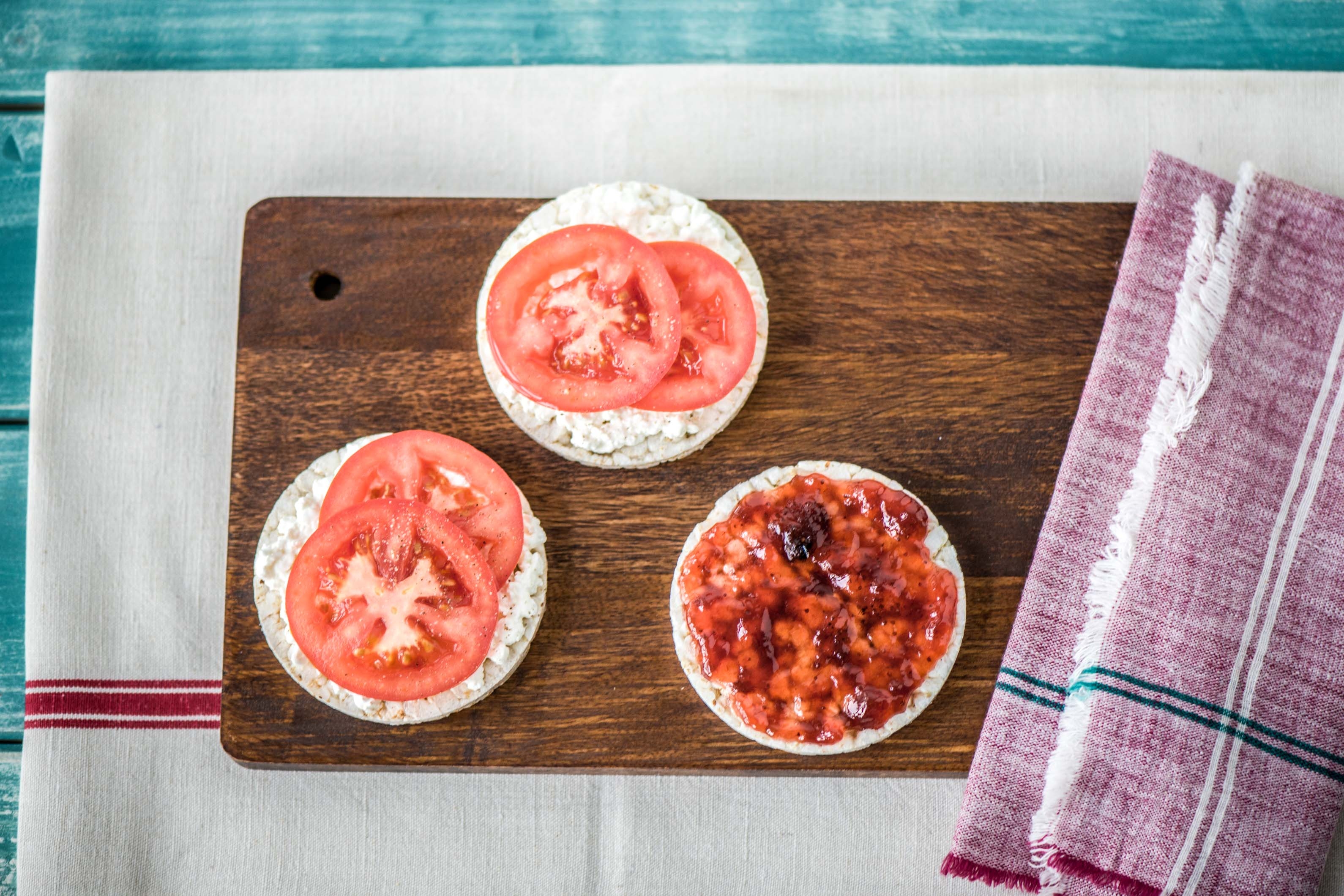 Rijstwafels met hüttenkäse, tomaat en jam