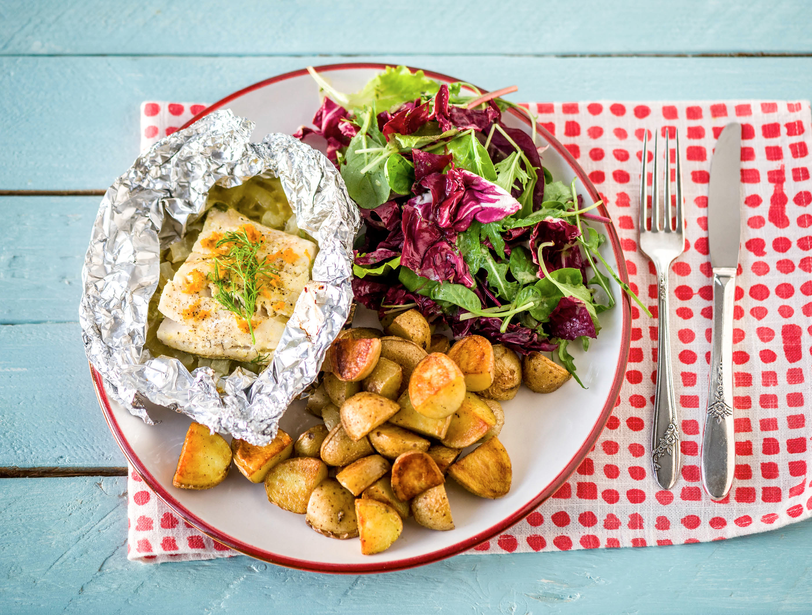Vispakketje met venkel, gebakken krieltjes en salade met sinaasappeldressing