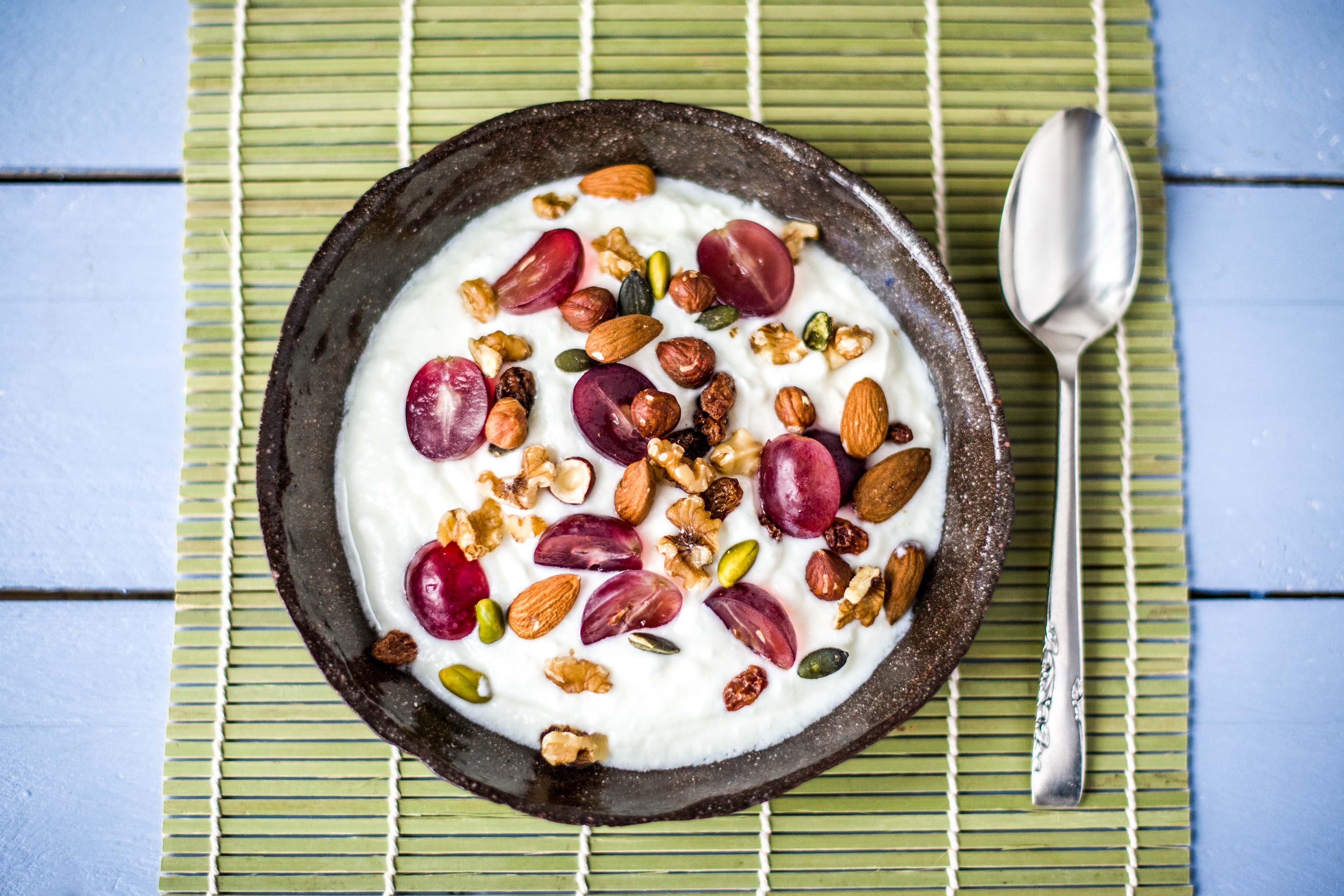 Bulgaarse yoghurt met blauwe druiven en gemengde noten