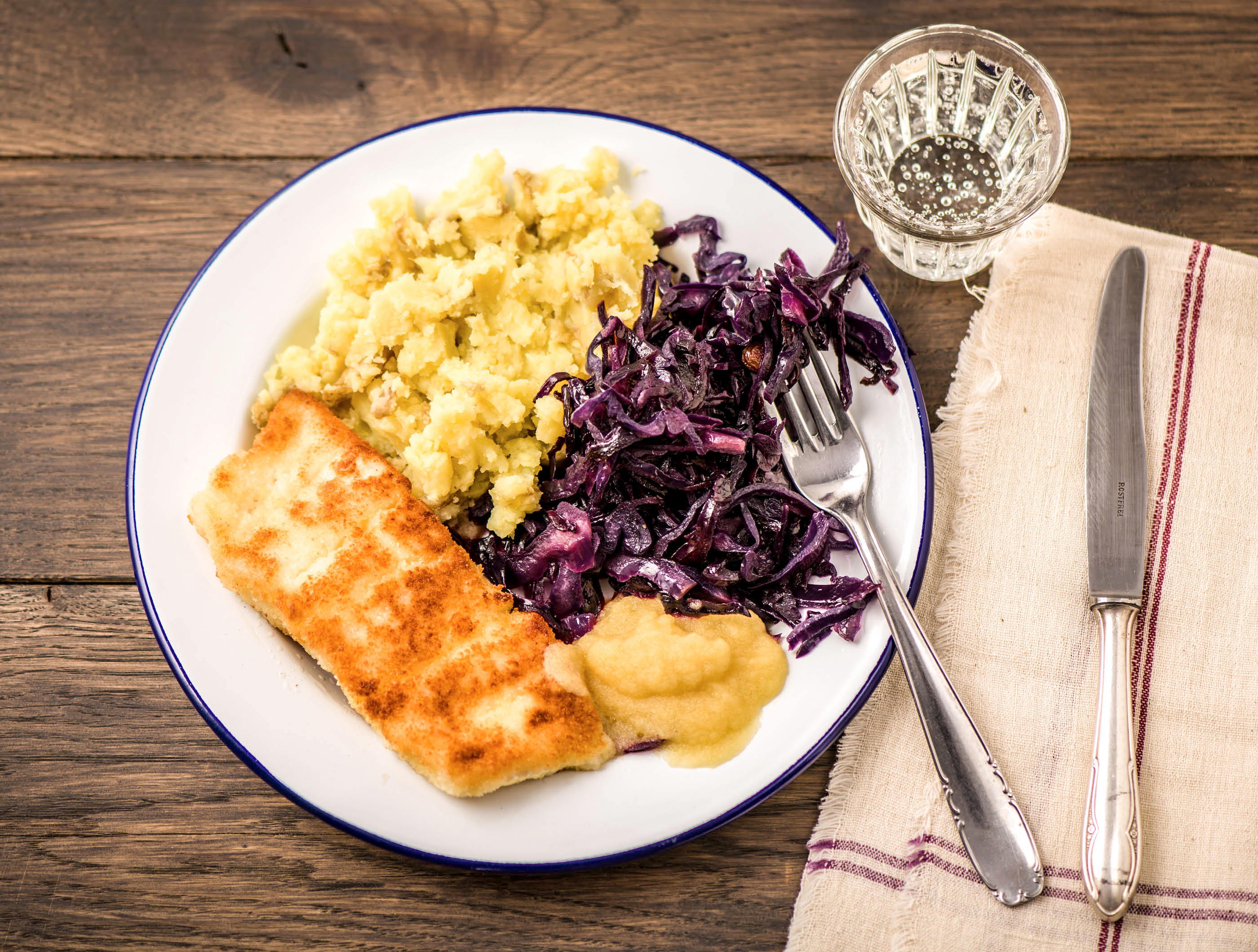 Visschnitzel met rodekool en appelmoes