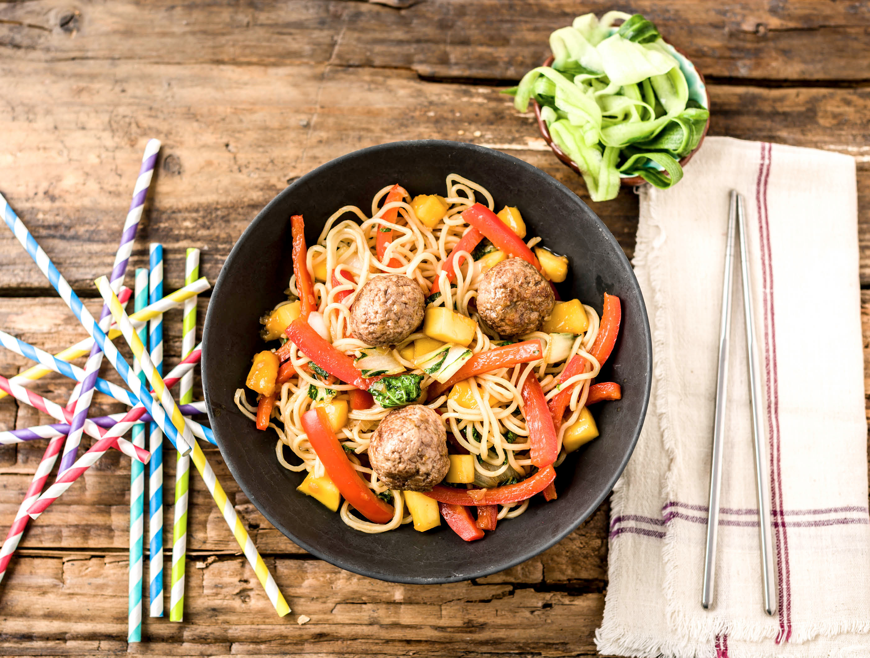 Oosterse gehaktballetjes met mangonoedels