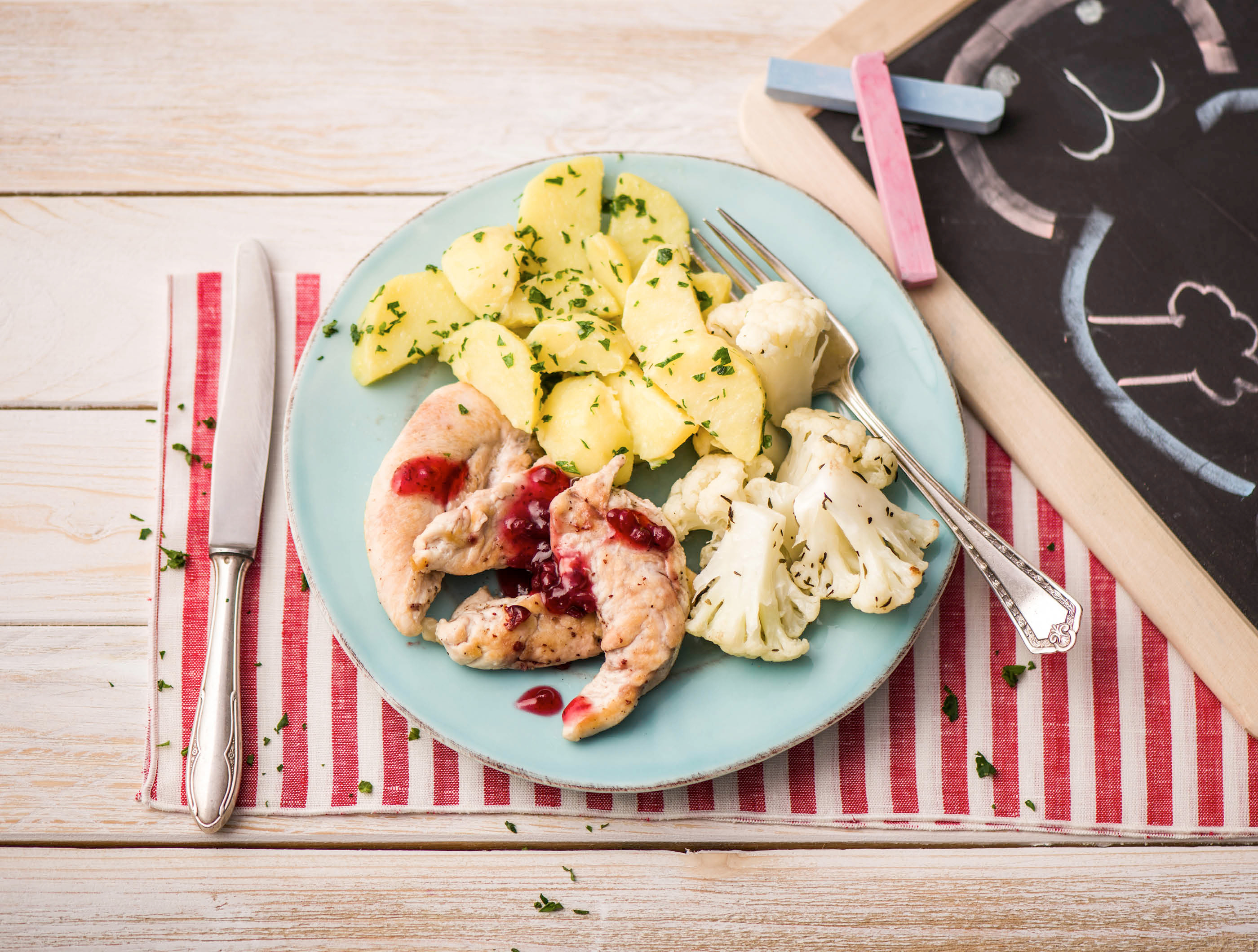 Kipfilet met cranberrysaus, bloemkool en peterselieaardappeltjes