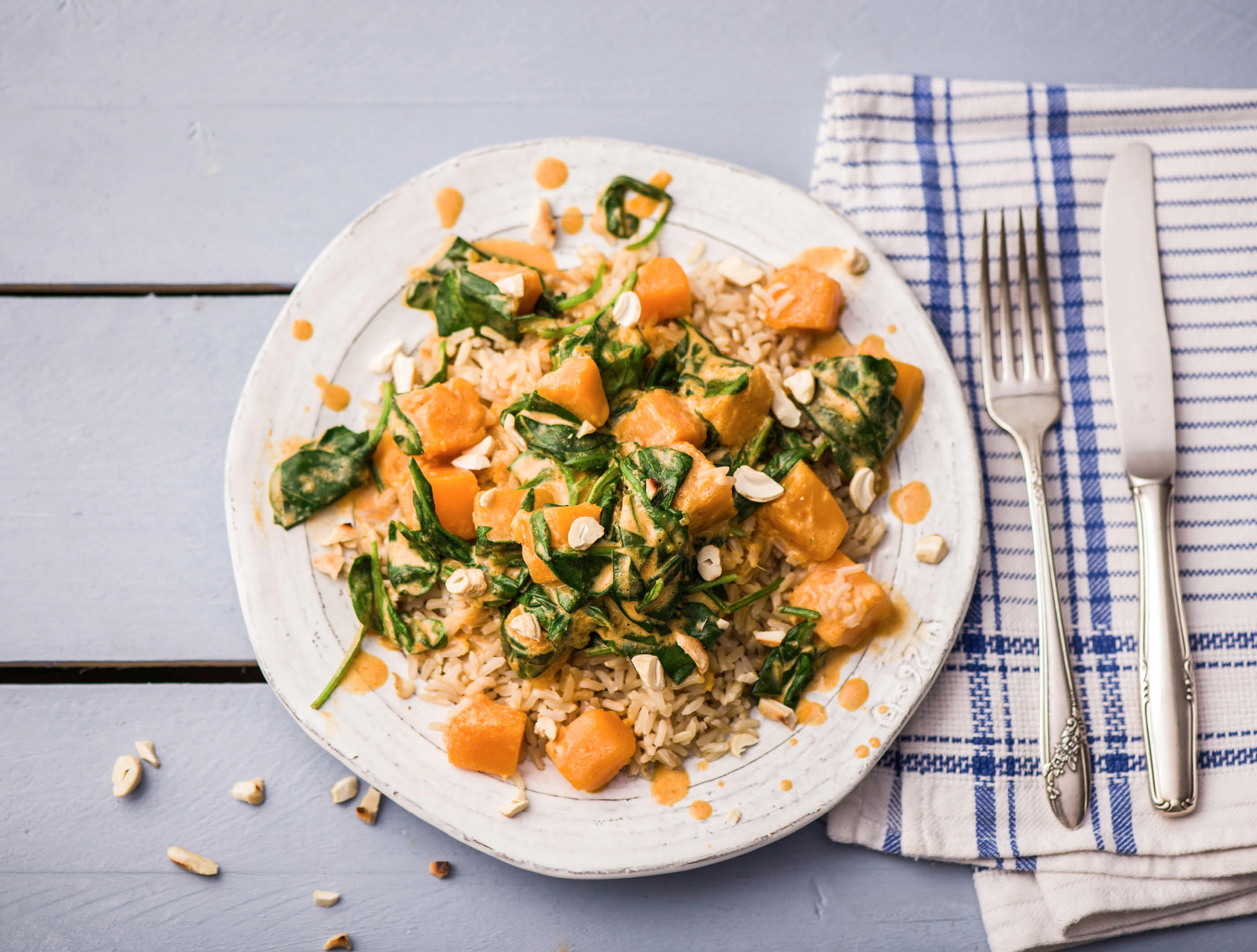 Pittige rode curry met zoete pompoen, spinazie en rijst