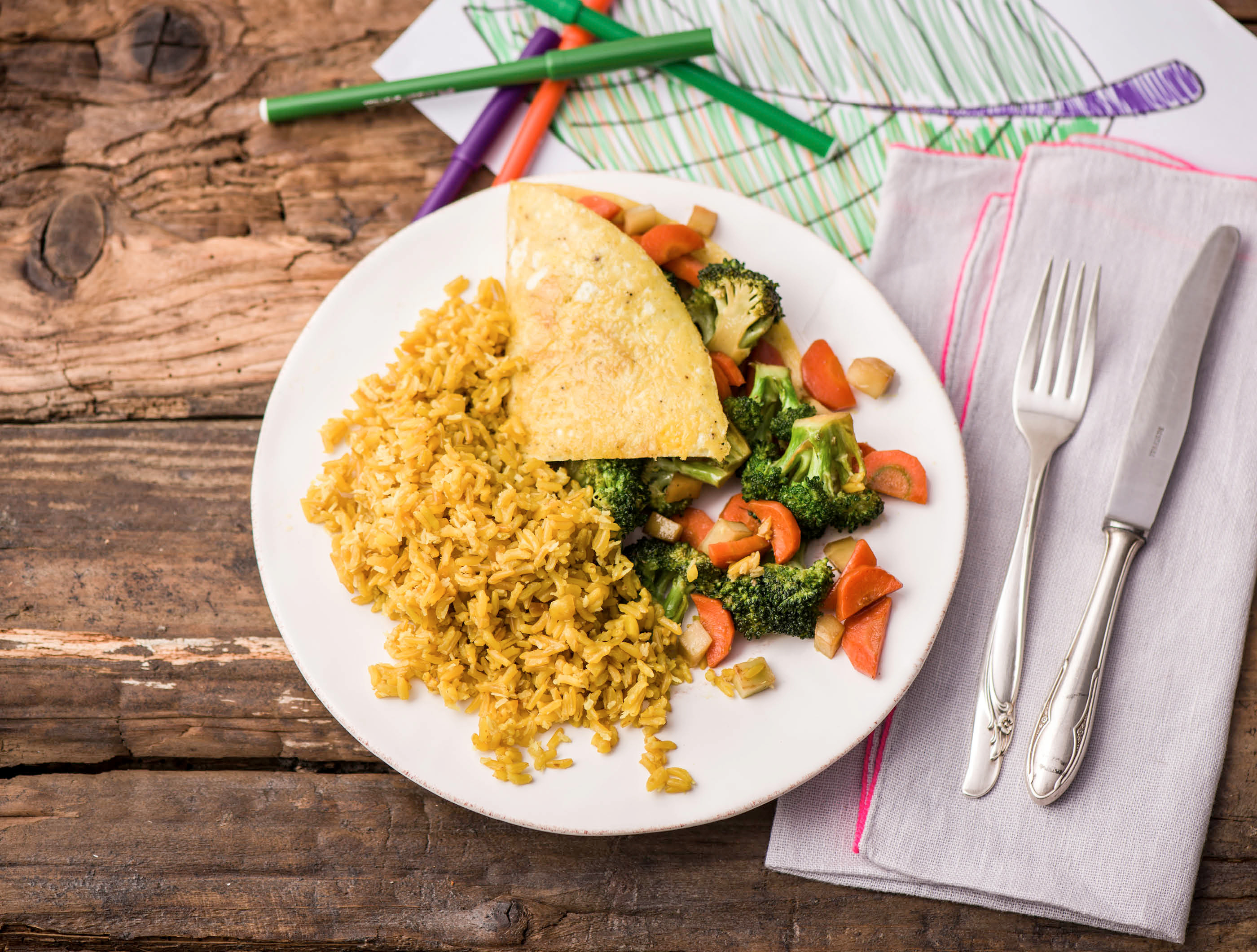 Gele kokos-pindarijst met envelopjes van ei