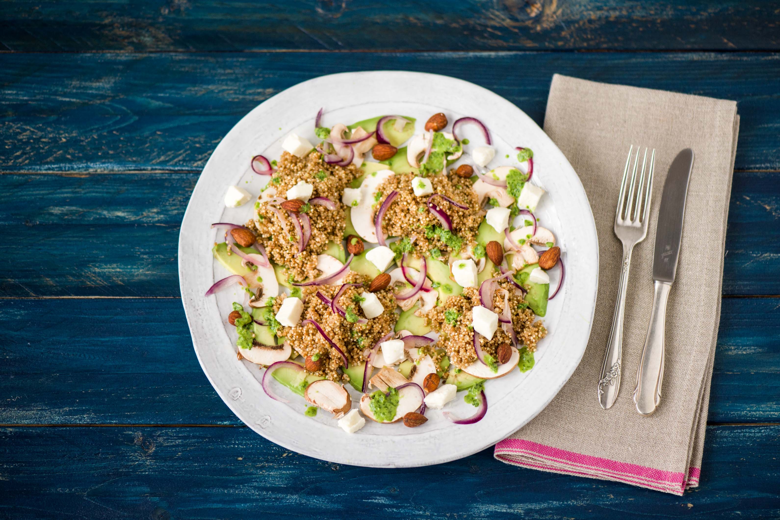 So gesund: Quinoa mit Mandeln auf Avocado-Champignons-Carpaccio,