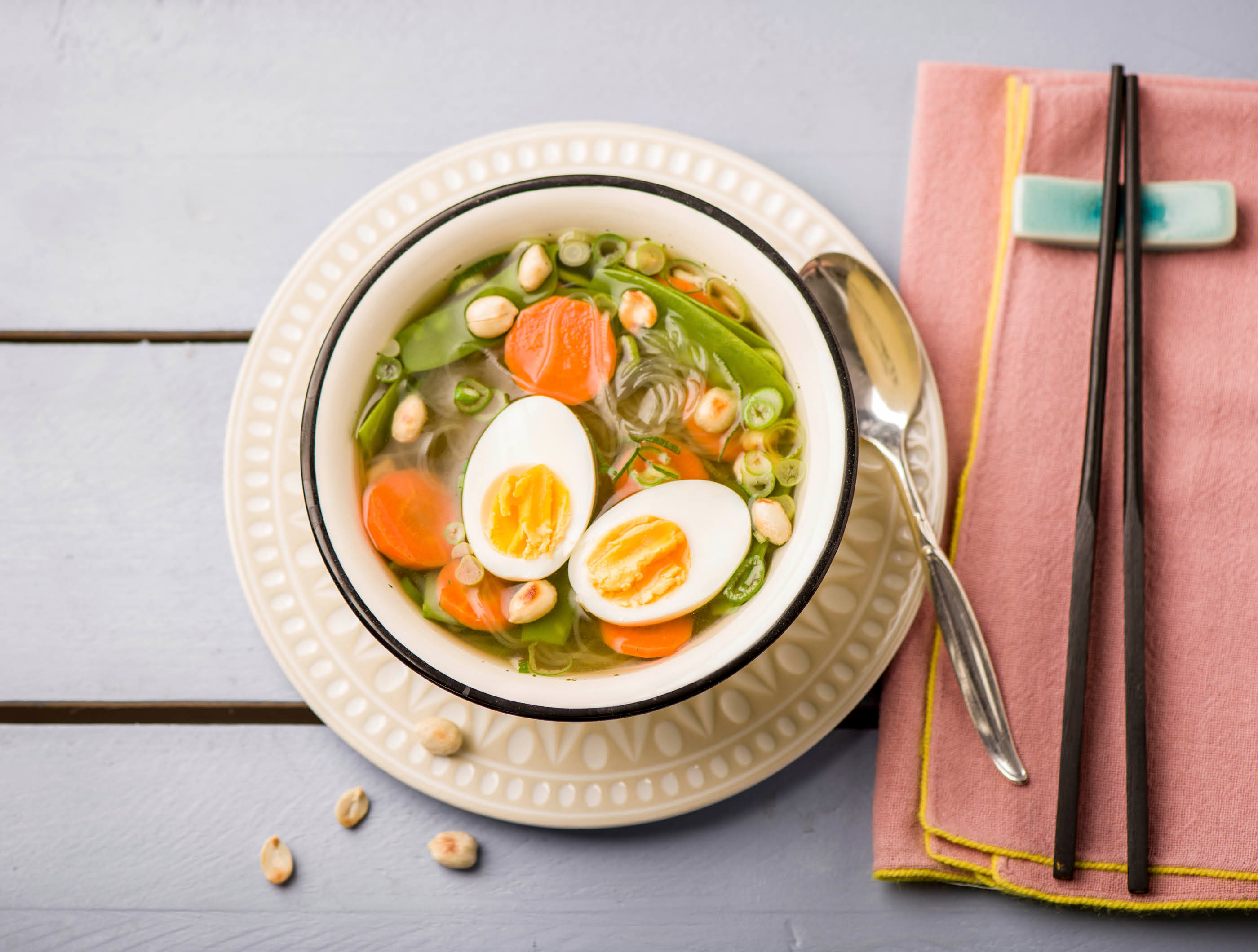 Heldere vermicelli met sesamolie, ei en pinda’s