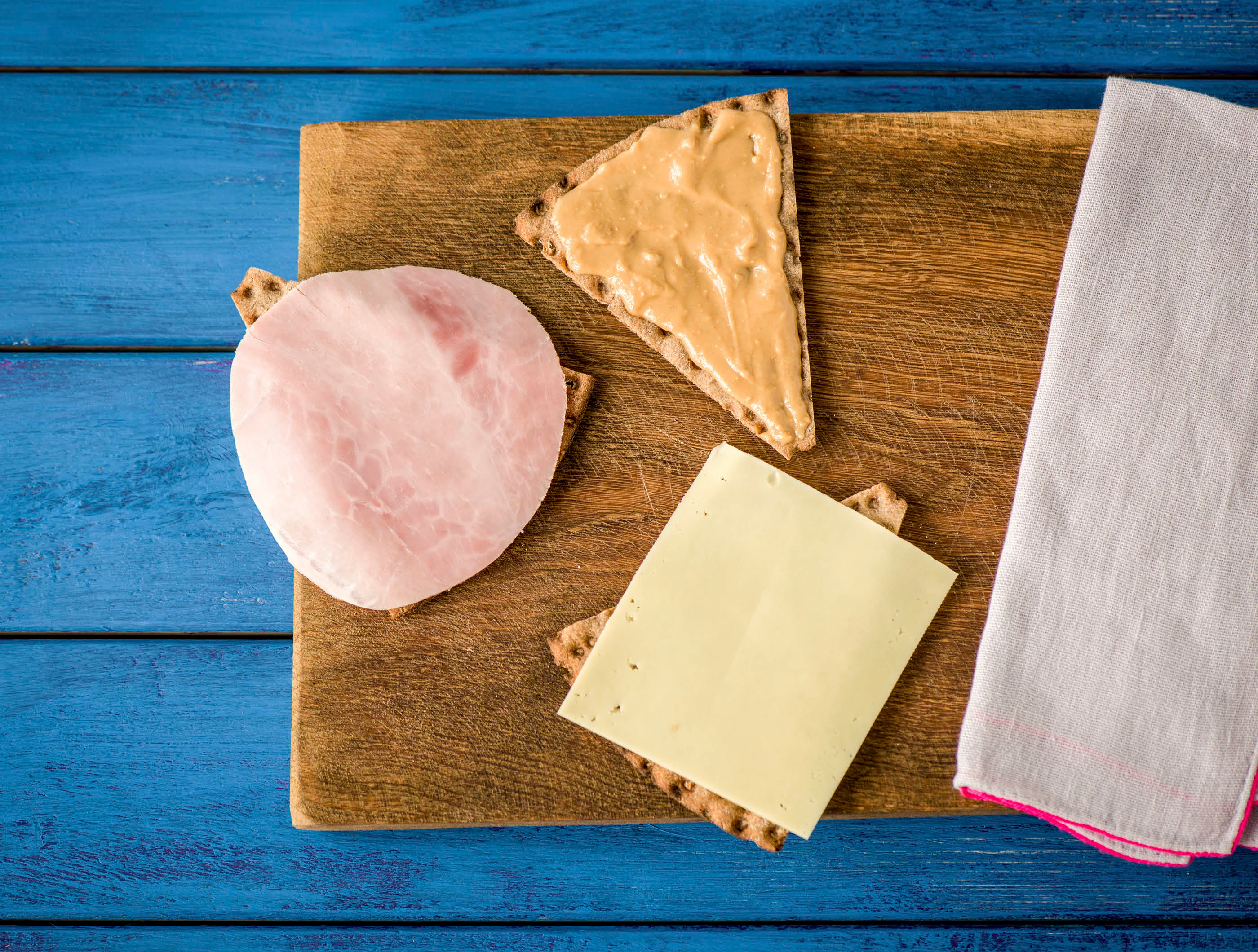 Zweedse crackers met belegen kaas, achterham en pindakaas