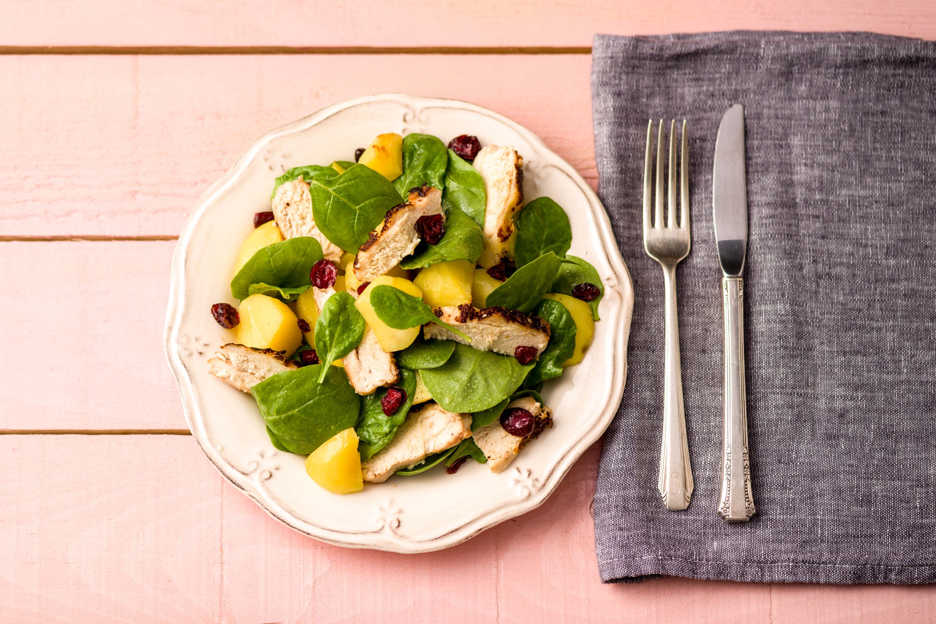 Zartes Maishähnchen mit Spinat-Kartoffelsalat