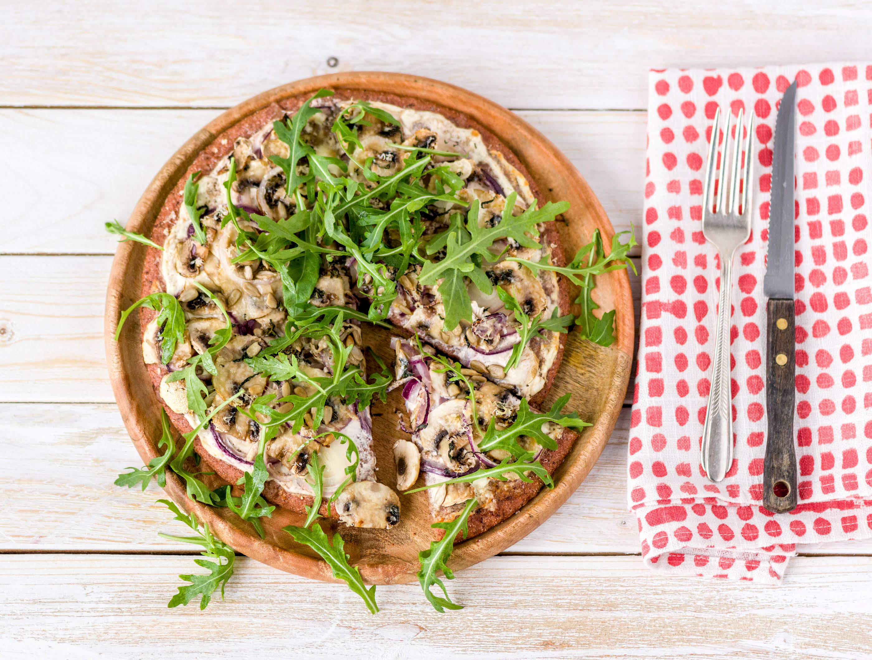 Bietenpizza met champignons, rucola en twee kazen
