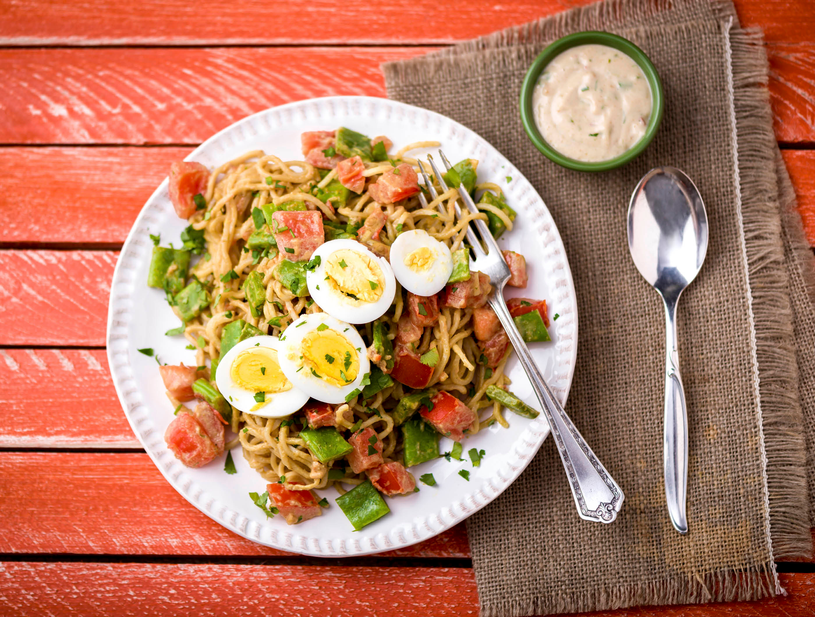 Indonesische noedels met zelfgemaakte pindasaus en groenten