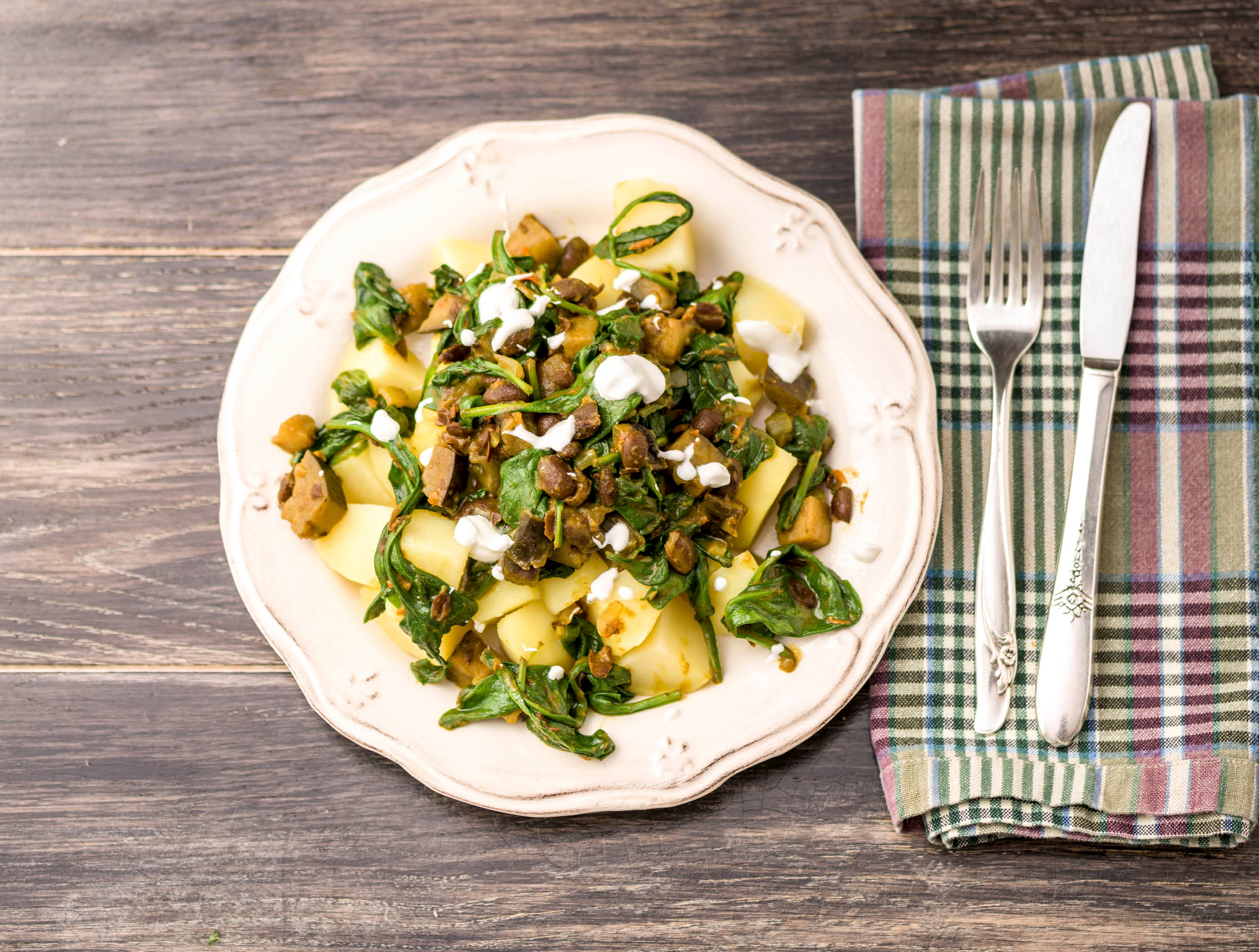 Kruidige curry met verse kurkuma, yoghurt en zwarte bonen