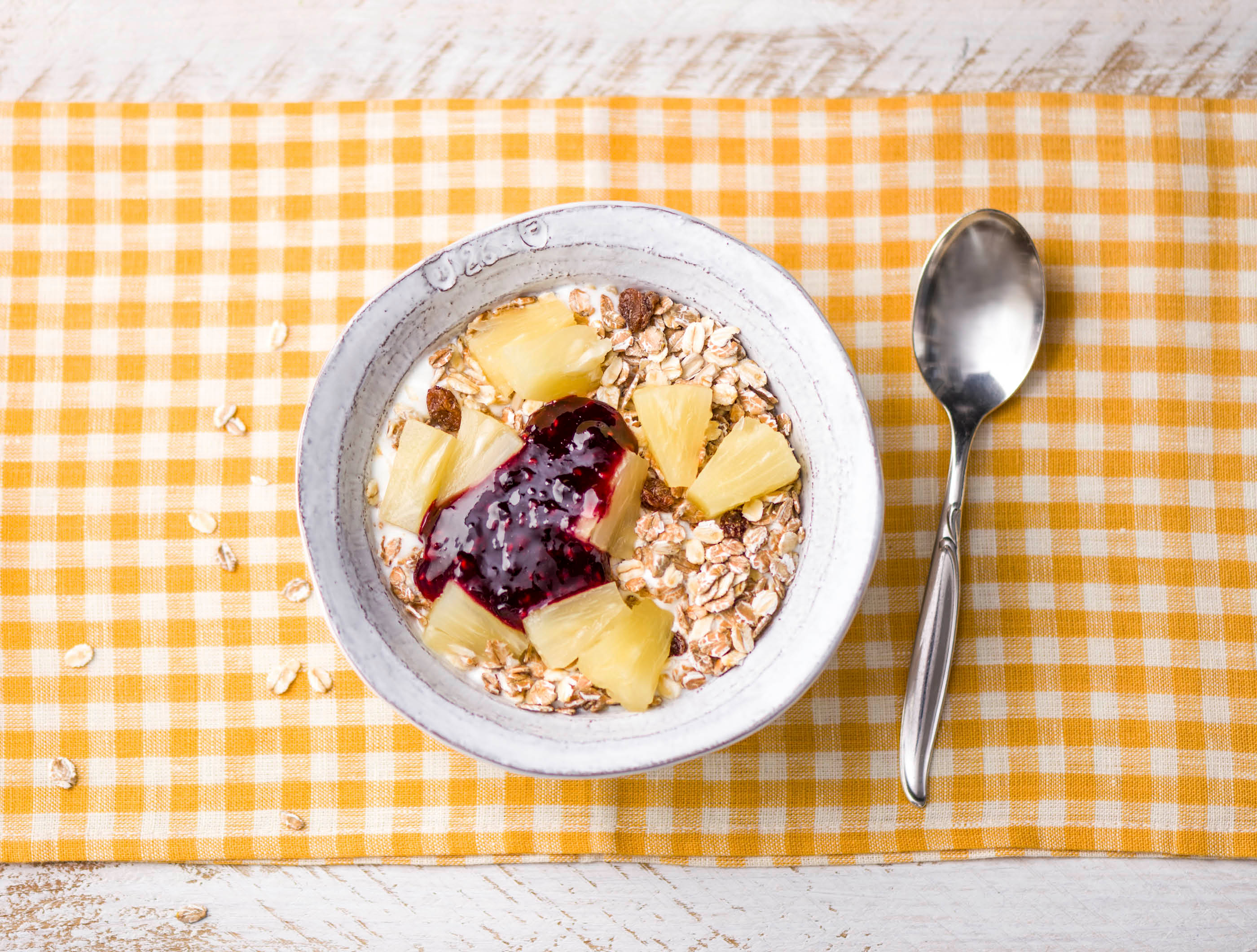 Magere standyoghurt met ananas, vruchtenspread en granola