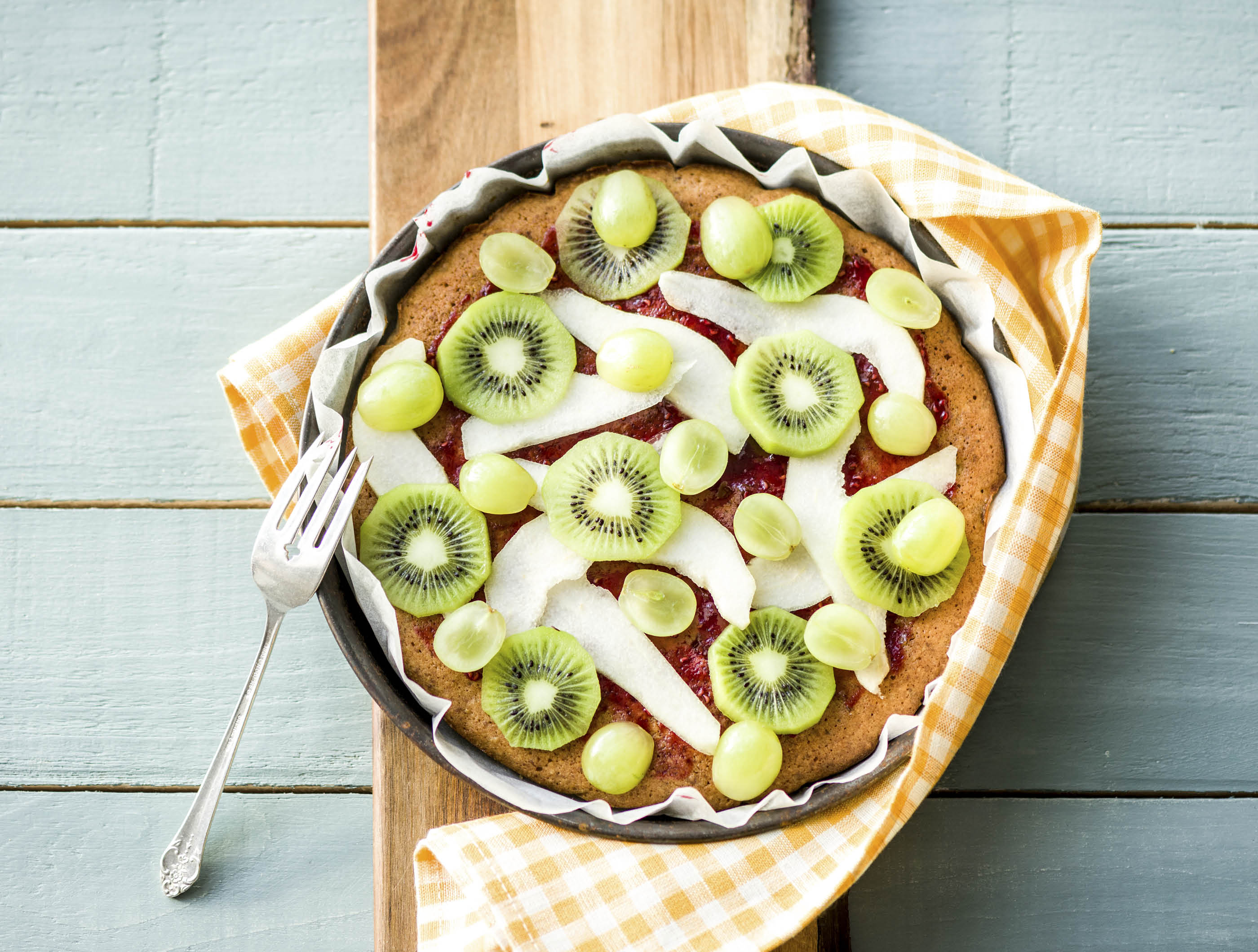 Walnotenkoek met verschillende soorten fruit